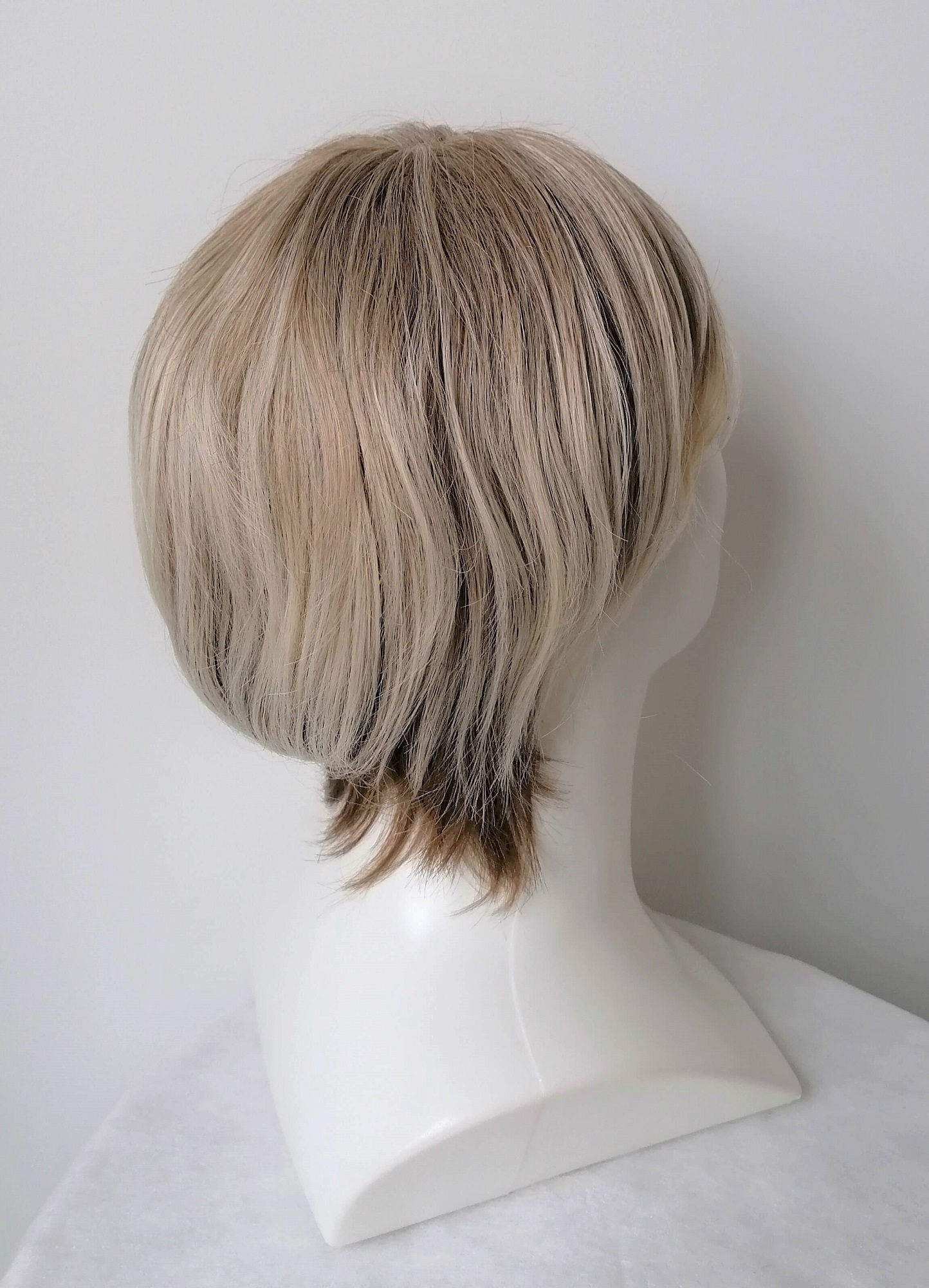 Perukas Nr. 174(1) trumpų plaukų, šviesintas viršugalvis