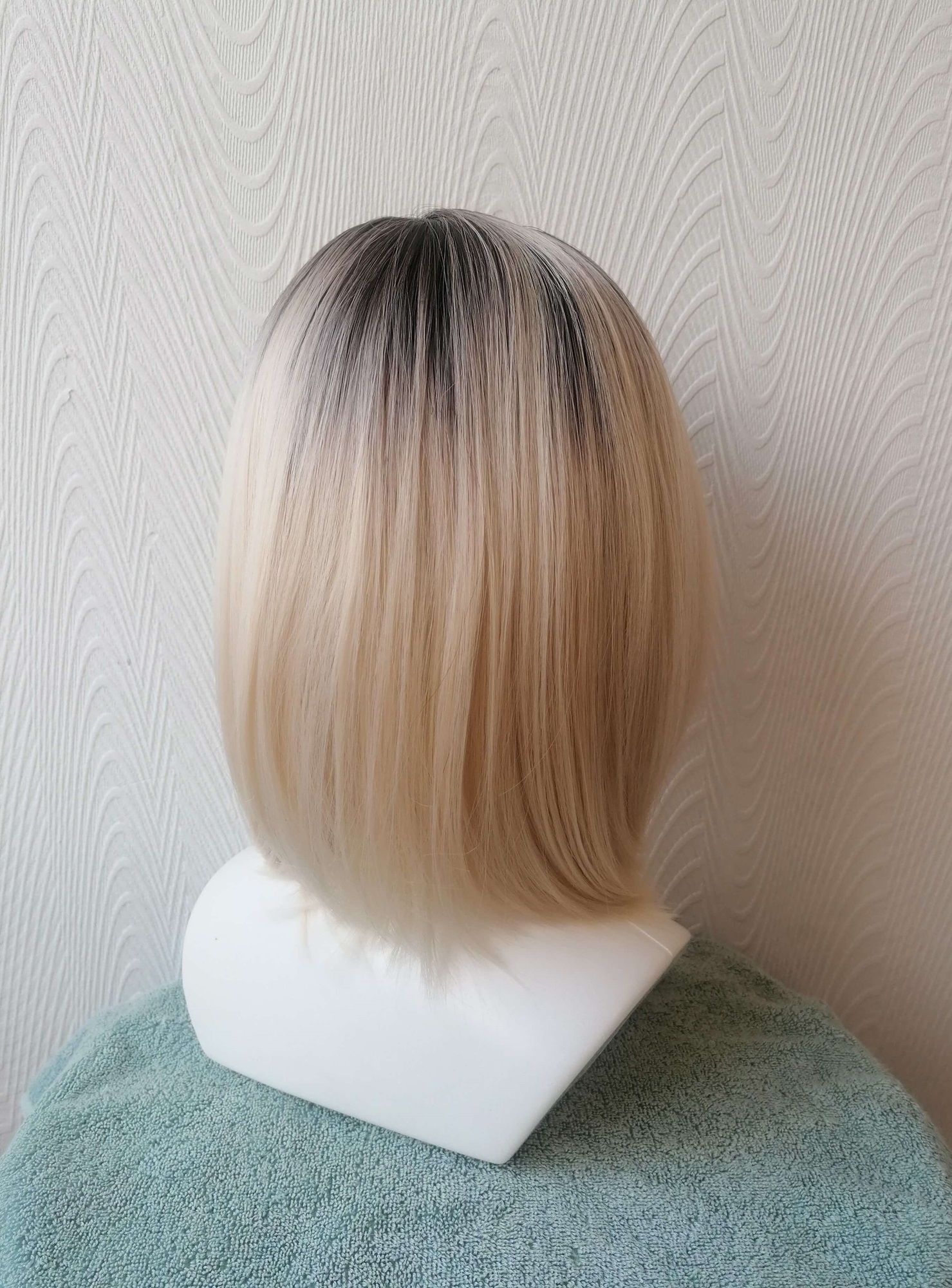 Perukas Nr.168 blond kare kirpimas, skyrimas šone, ombre efektas