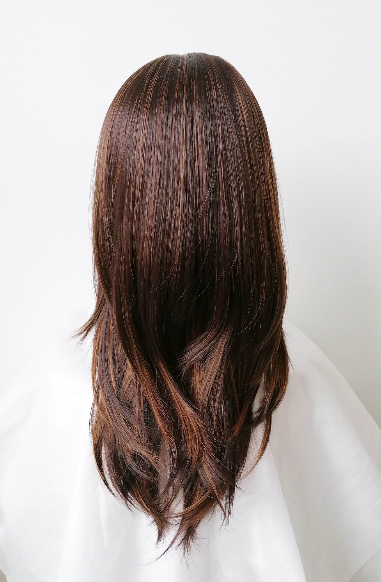 Perukas Nr. 327(1) tamsiai rudas su bordo atspalviu, ilgis 55cm