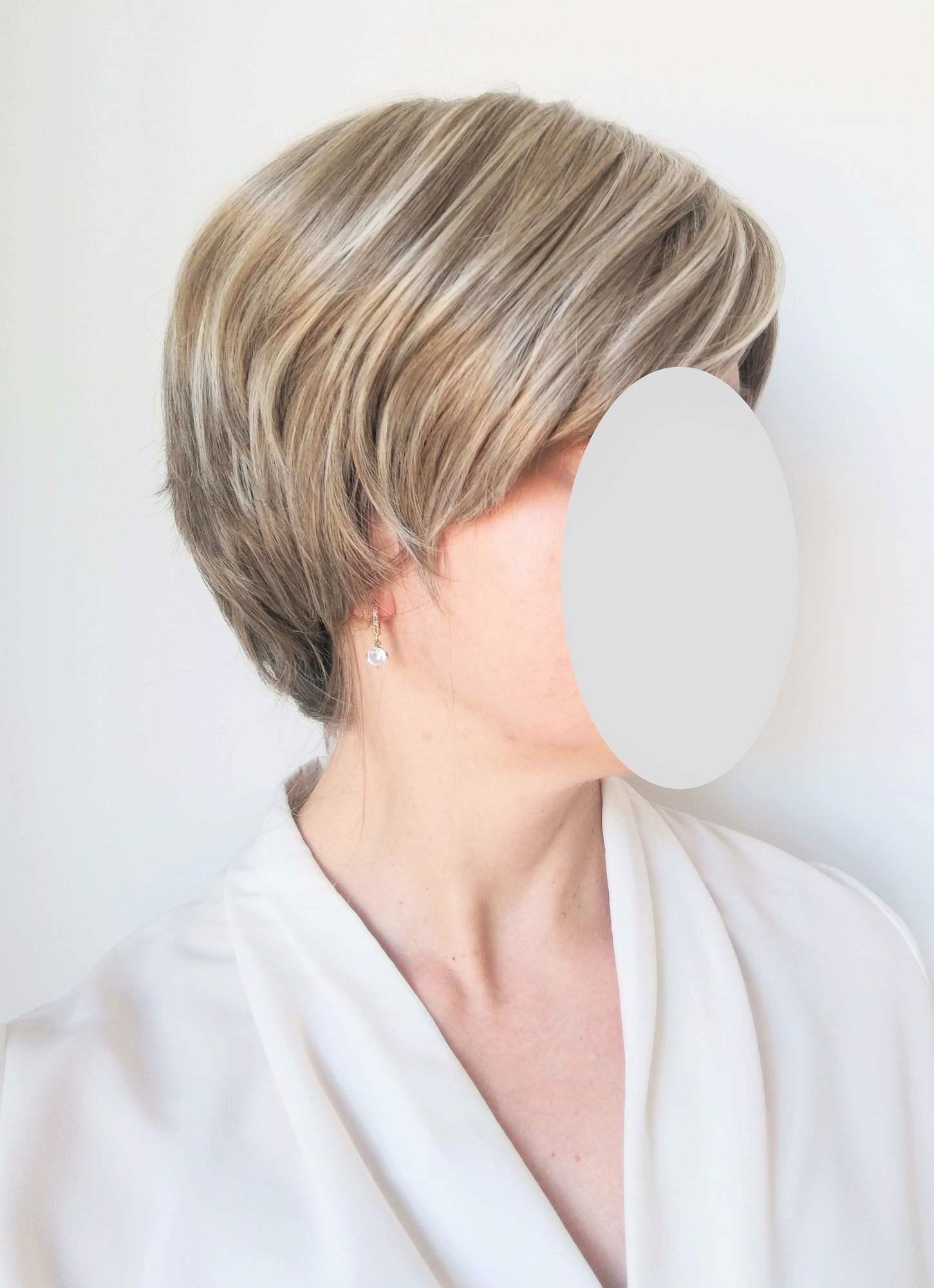 Perukas Nr. 386  trumpų plaukų, natūrali spalva su sruogelėmis