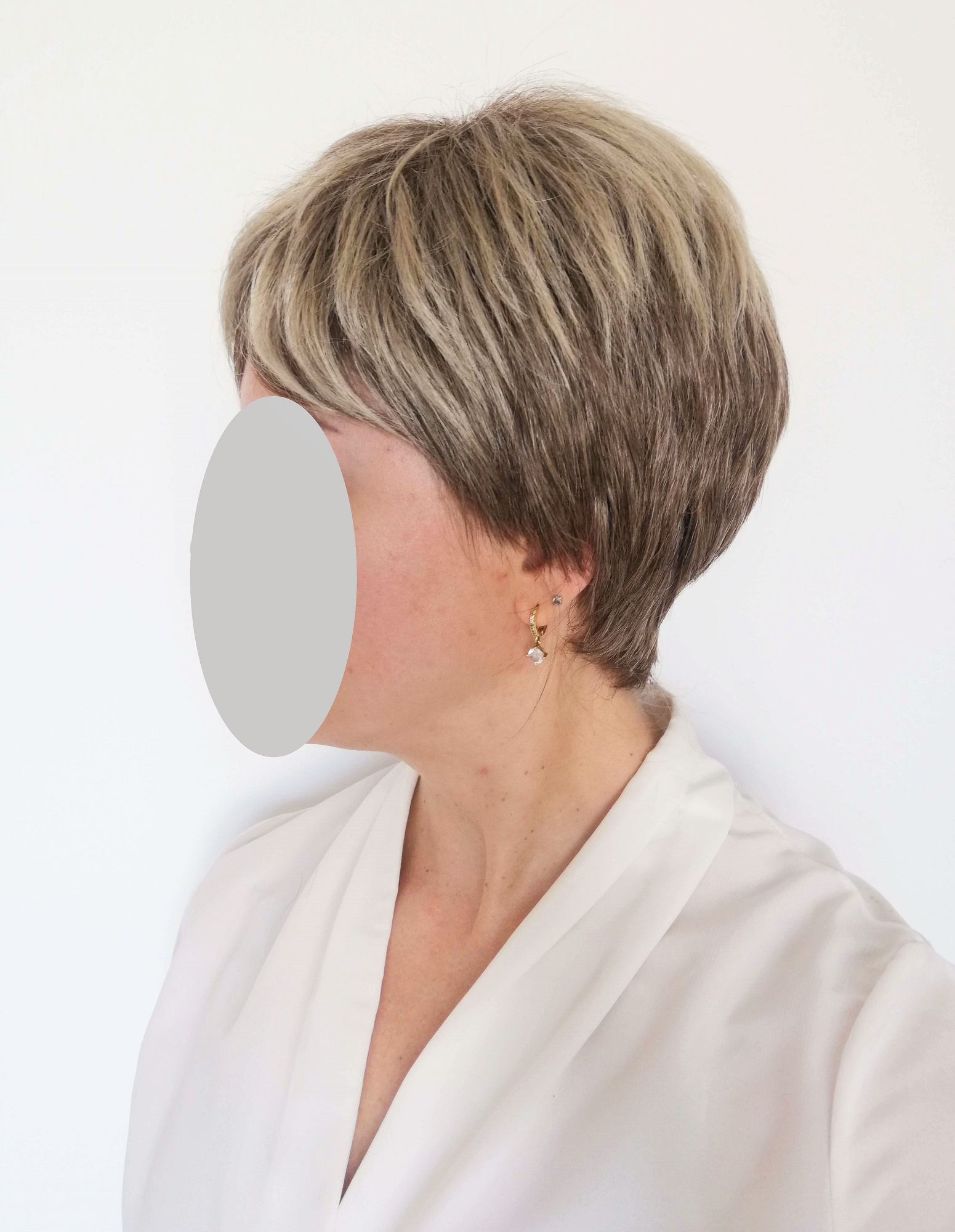 Perukas Nr.500 trumpų plaukų, minimaliai šviesintas viršugalvis