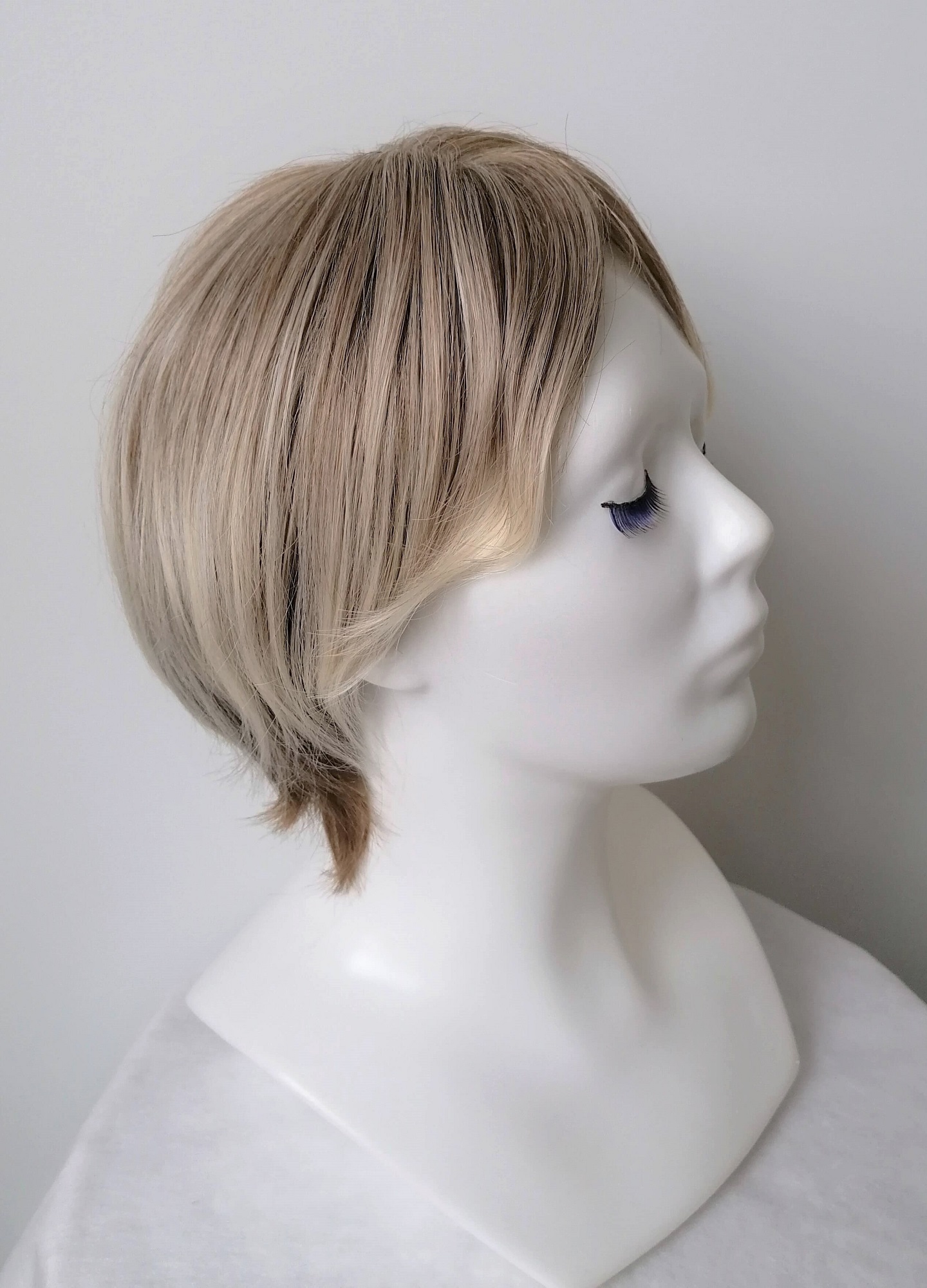 Perukas Nr. 174(1) trumpų plaukų, šviesintas viršugalvis