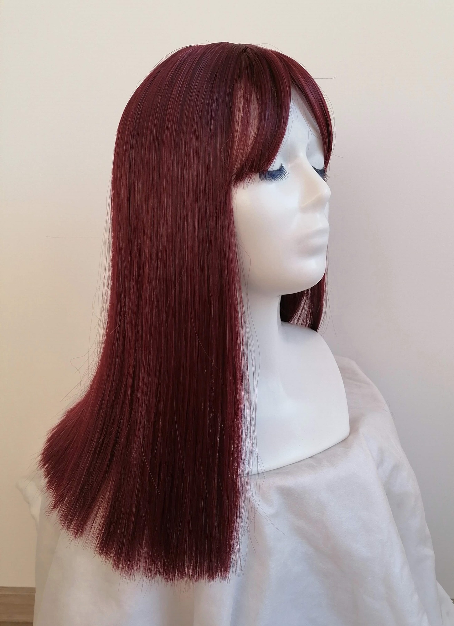 Perukas Nr. 477(1) bordo su kirpčiukais, ilgis 45cm