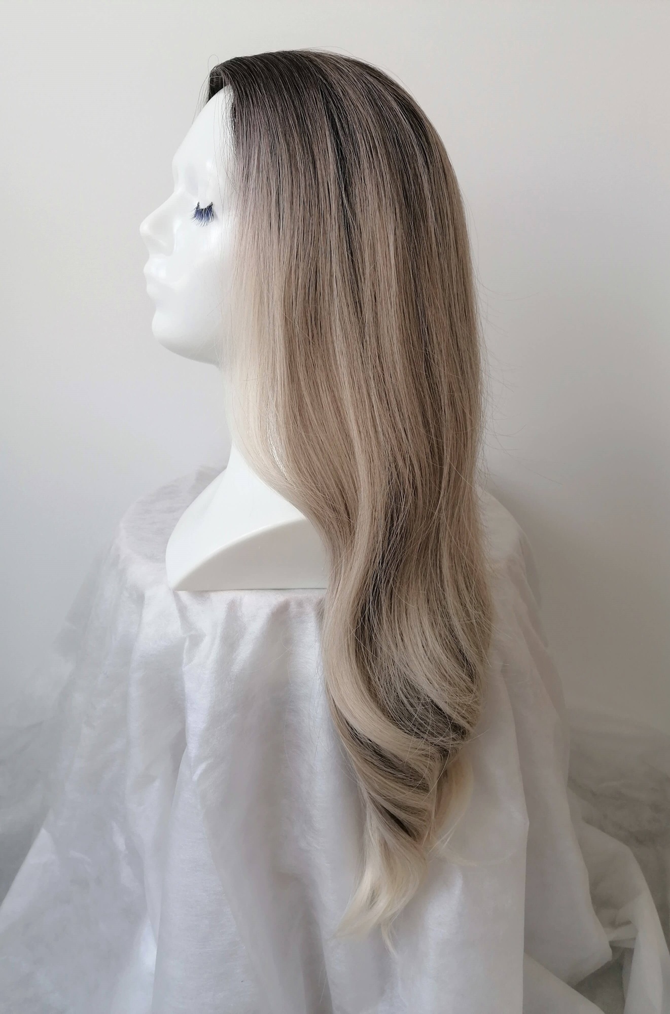 Perukas Nr. 5118 spalva į pilkumą, lengvai banguotas, ilgis 70cm