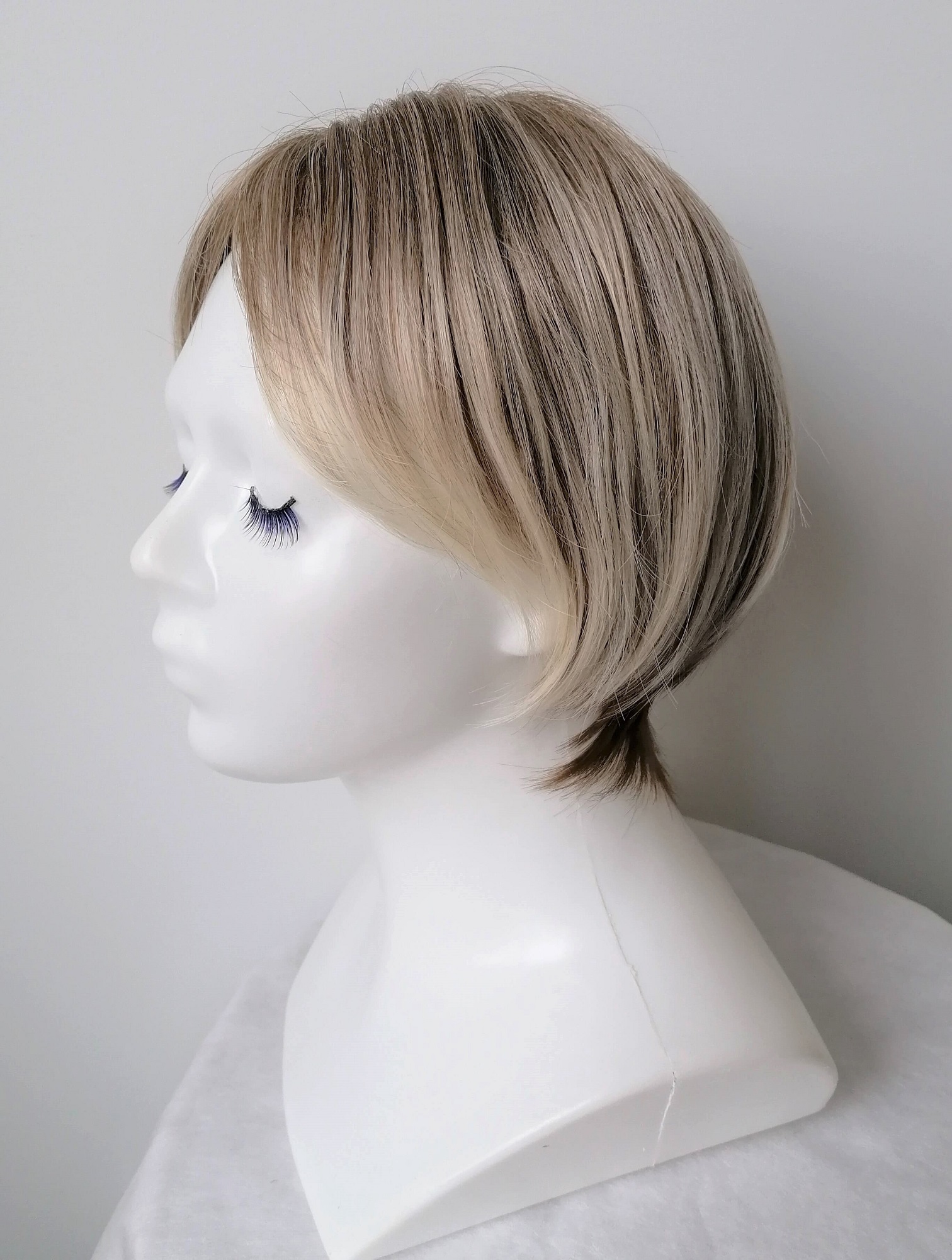 Perukas Nr. 174(1) trumpų plaukų, šviesintas viršugalvis