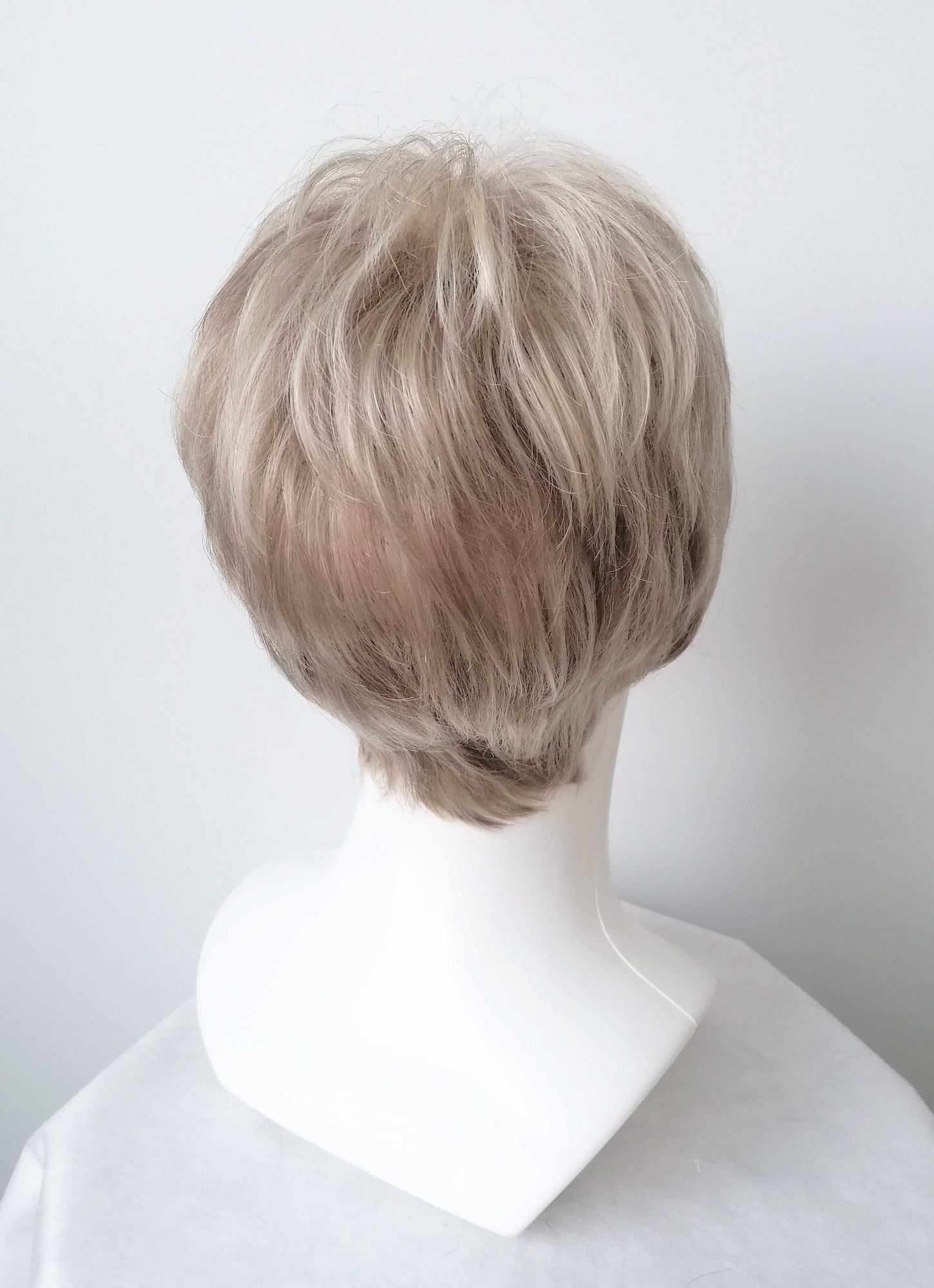 Perukas Nr. H16-613(2) trumpų plaukų blond su sruogelėmis