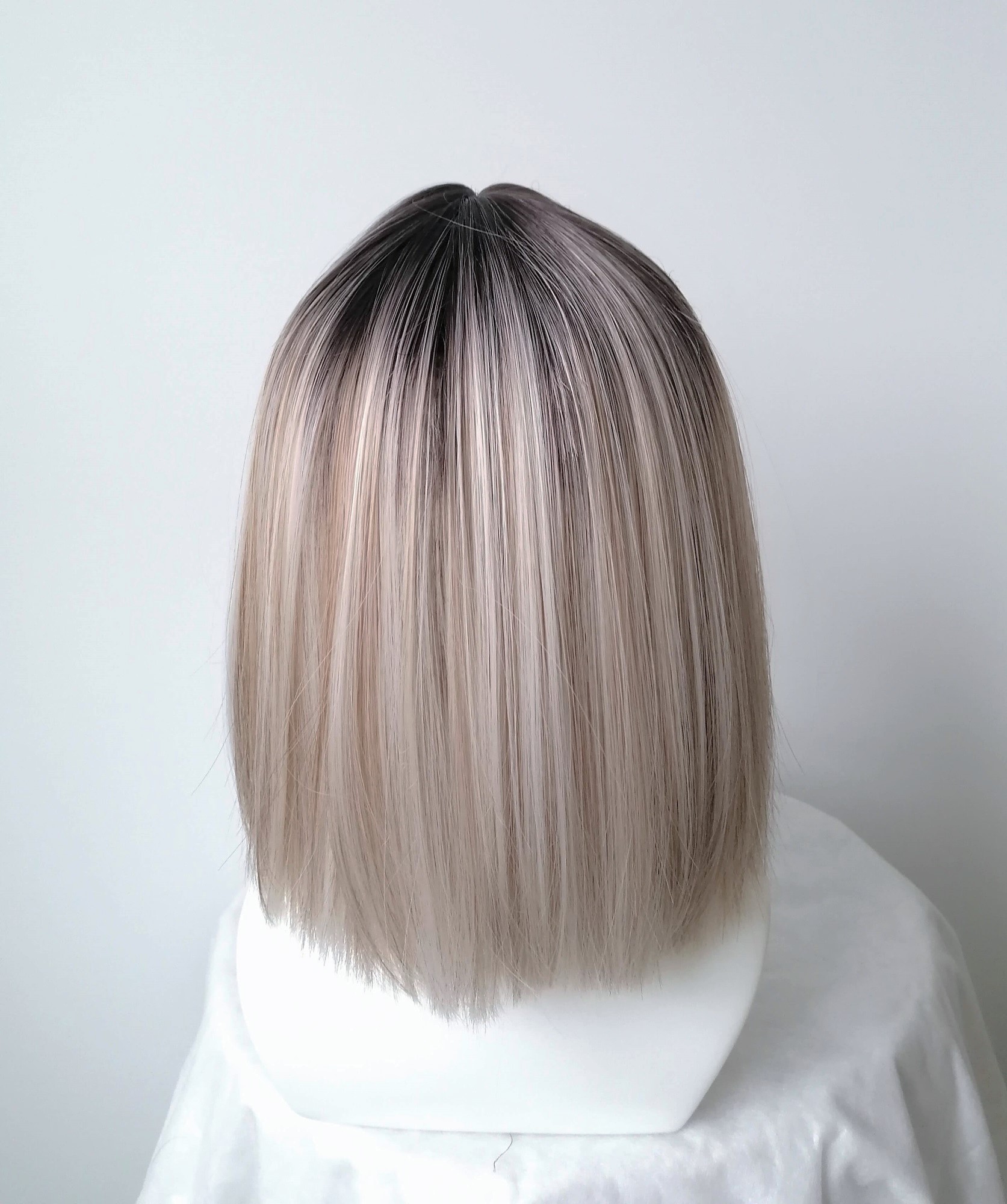 Perukas Nr. 2012(1) BOB kare kirpimas, dažytas sruogelėmis, tamsintas viršugalvis, ilgis 35cm