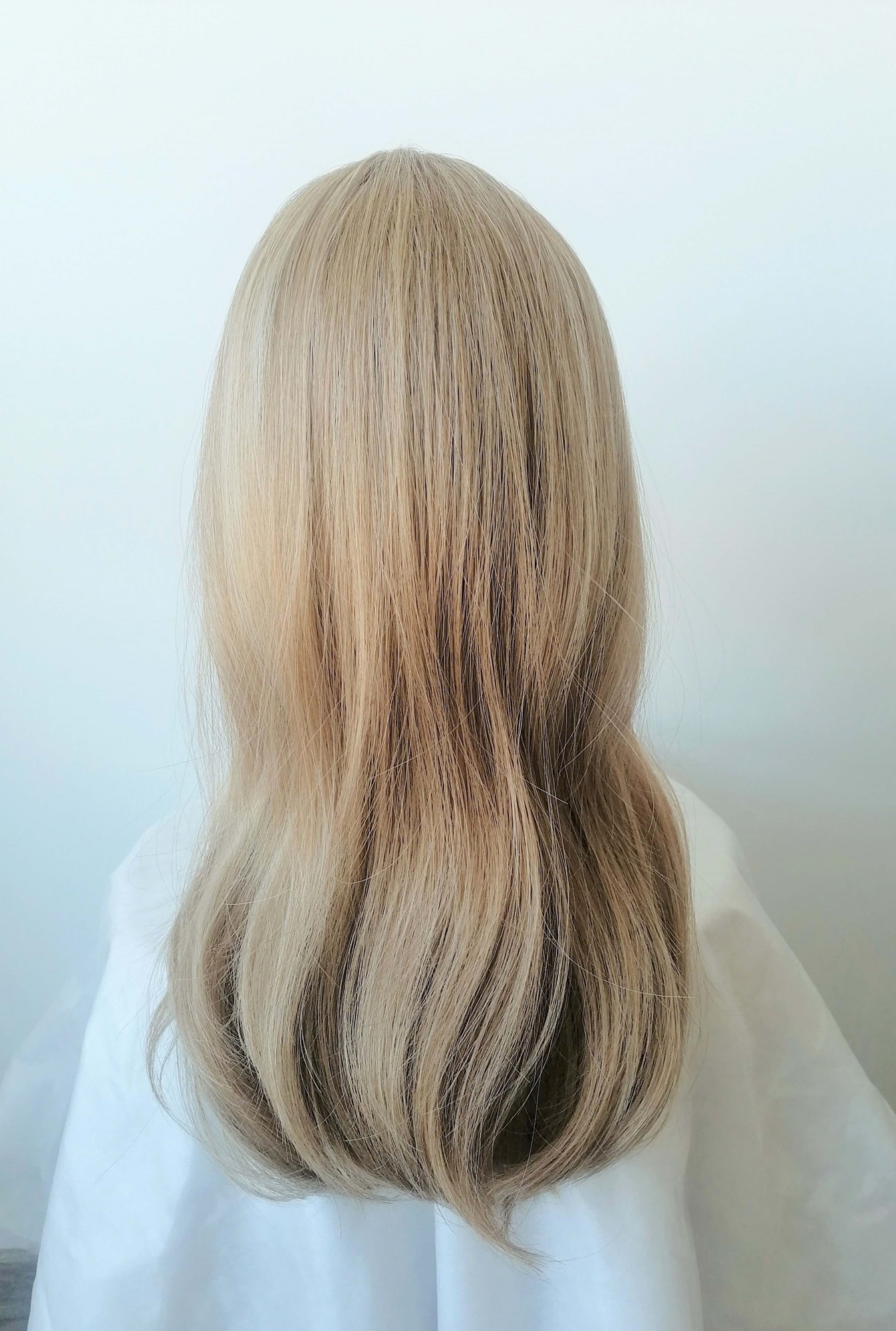 Perukas Nr. 326(1) natūrali blond spalva, vos pastebimos šviesesnės sruogos priekyje, ilgis 50cm