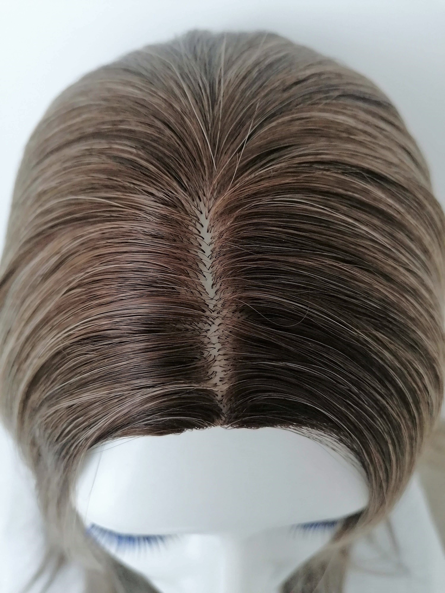 Perukas Nr. 2010(1) pailgintas kare, tamsesni galai, tamsintas viršugalvis, ilgis 45cm