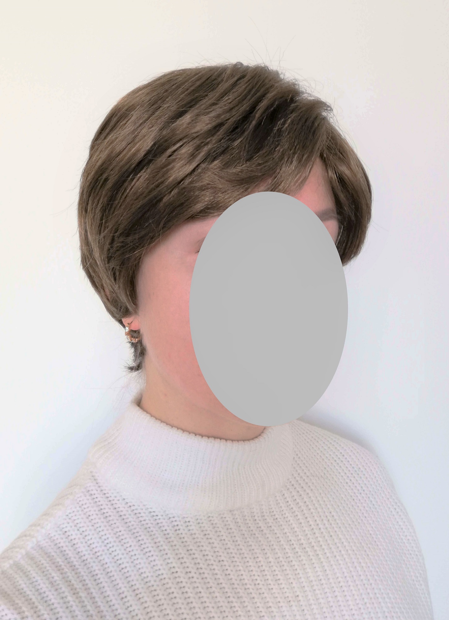 Perukas Nr. 1008(4) trumpų plaukų, tamsiai rudas