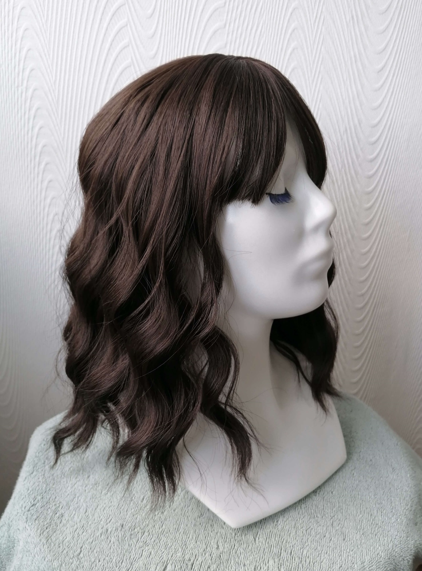 Perukas Nr. 210(4) tamsiai rudas, banguotas, ilgis 38cm