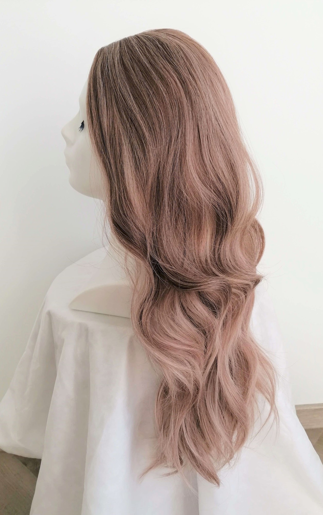 Perukas Nr. 1038(1) latte spalva, banguotas, vos pastebimos šviesesnės sruogos, ilgis 70cm