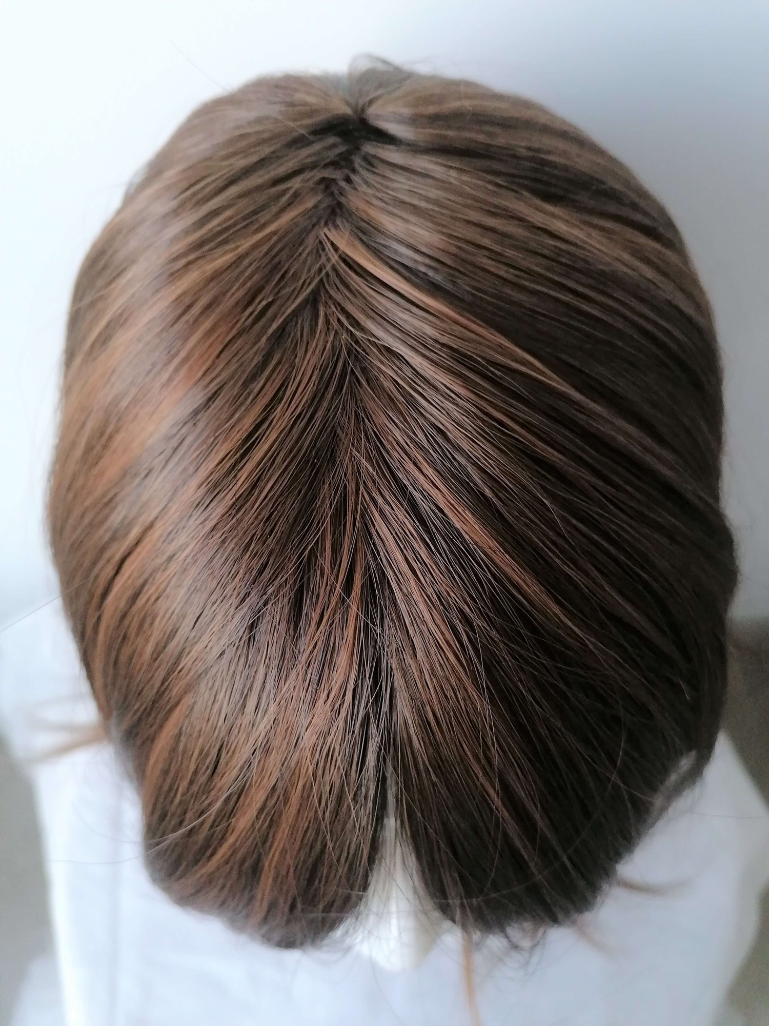 Perukas Nr. 107(1) tamsiai rudas su ilgais kirpčiukais, skyrimas šiek tiek šone, 50cm