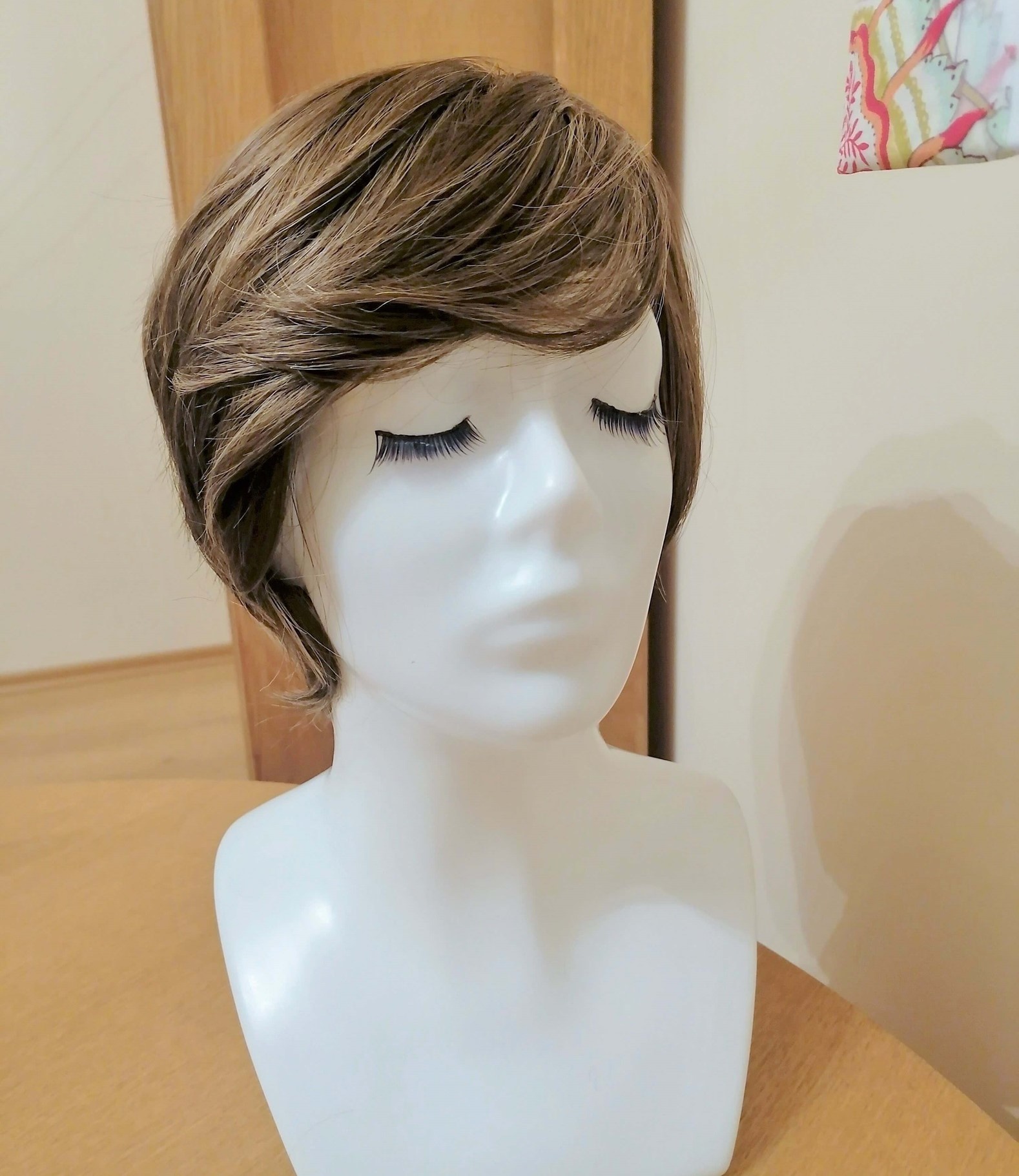 Perukas Nr. 179(1) trumpų plaukų, su šviesesnėmis sruogomis