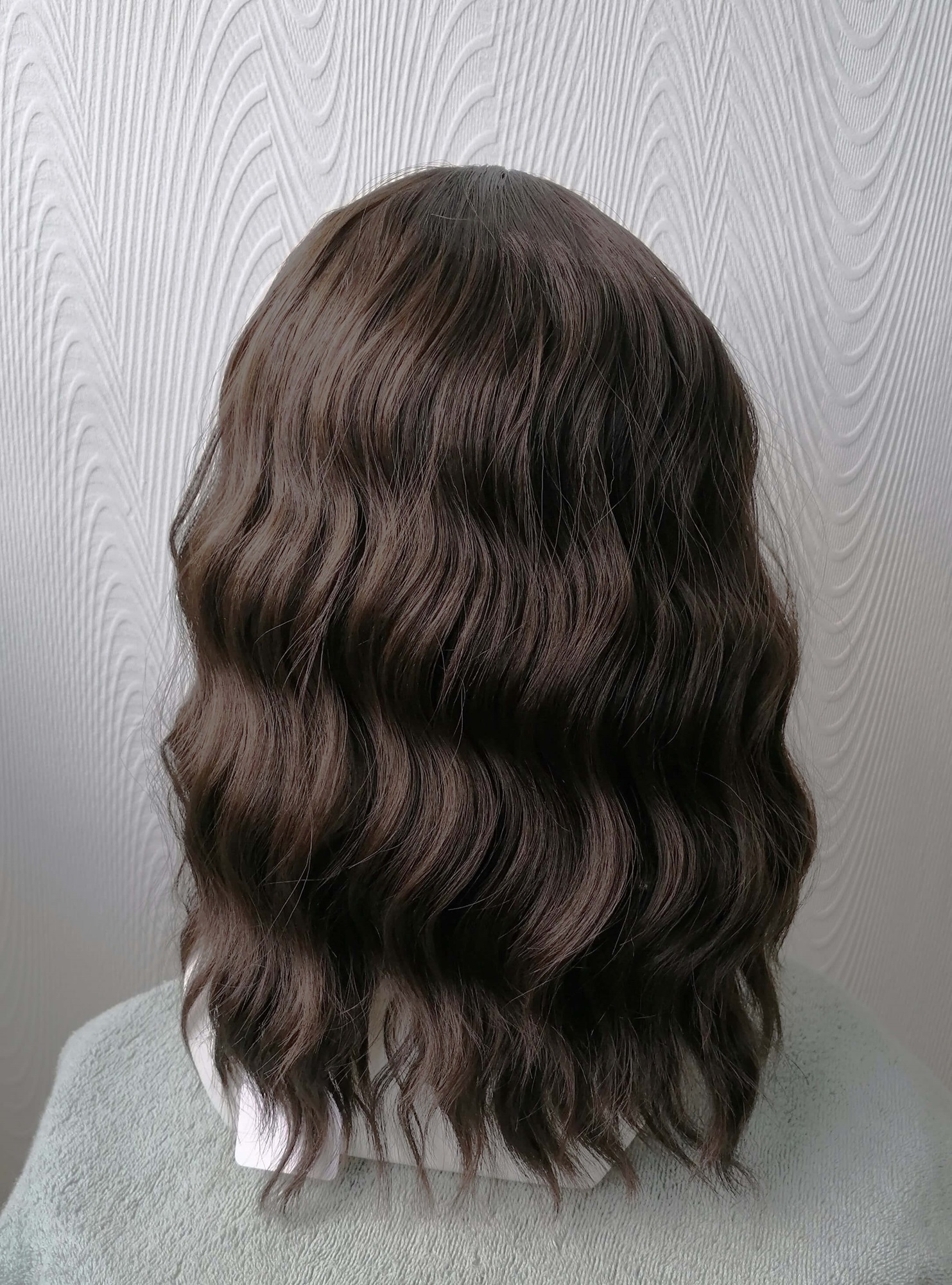 Perukas Nr. 210(4) tamsiai rudas, banguotas, ilgis 38cm