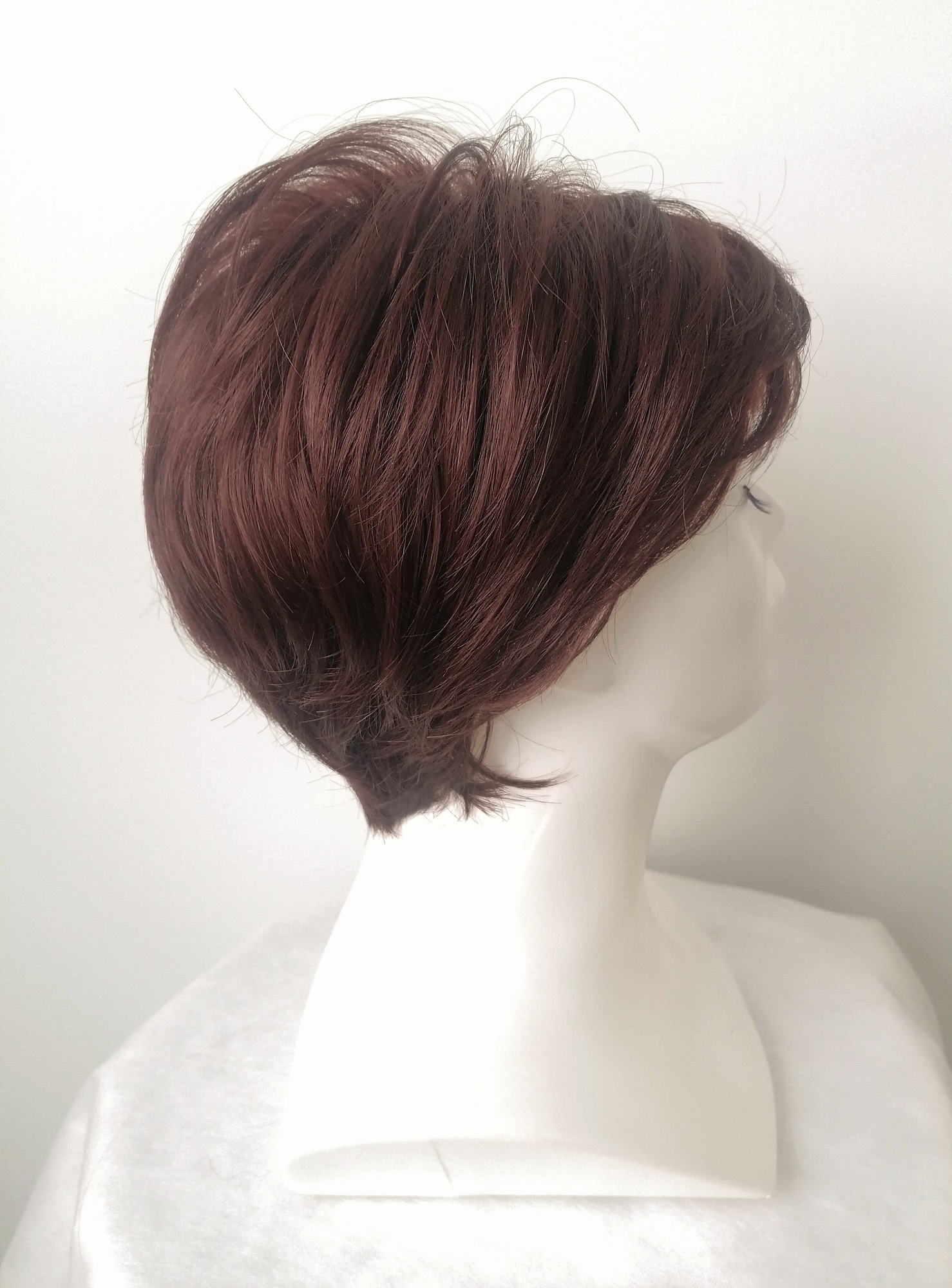 Perukas Nr. 33 trumpų plaukų "Tamsus kaštonas"