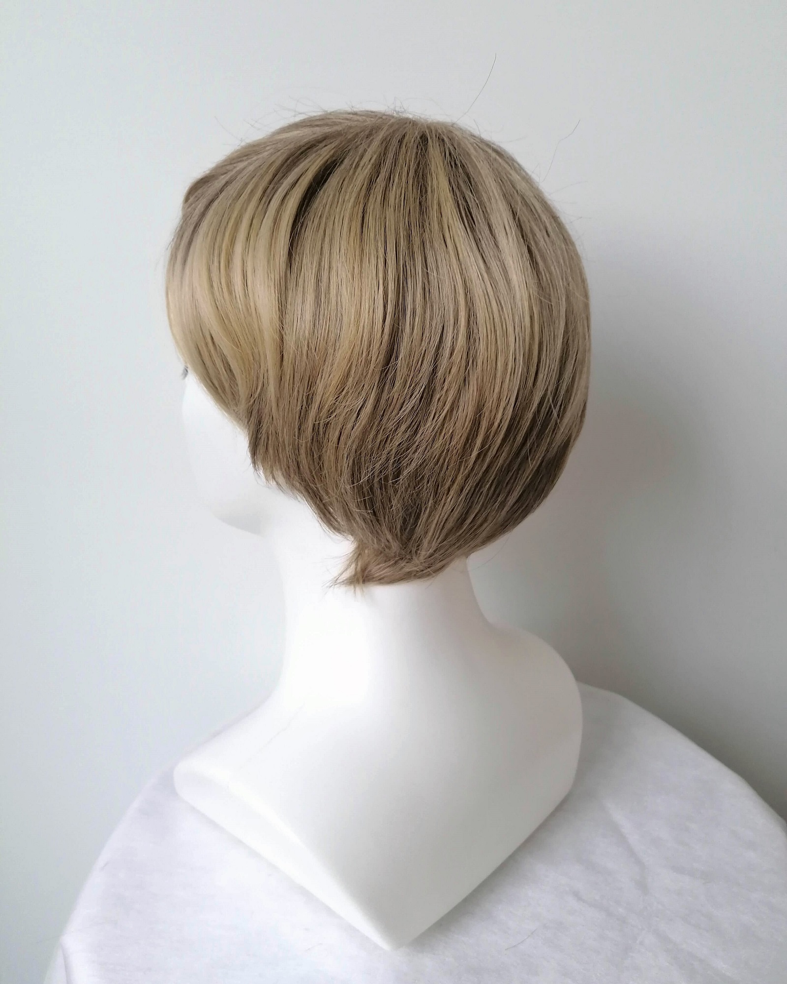 Perukas Nr. 480 trumpų plaukų, natūrali blond spalva su vos matomais patamsinimais