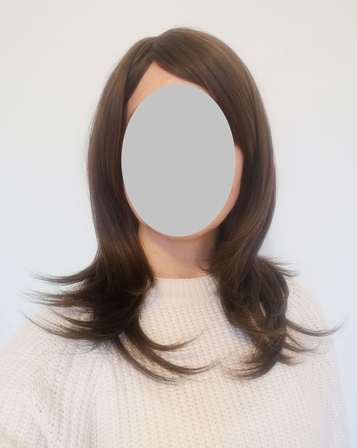 Perukas Nr. 107(1) tamsiai rudas su ilgais kirpčiukais, skyrimas šiek tiek šone, 50cm