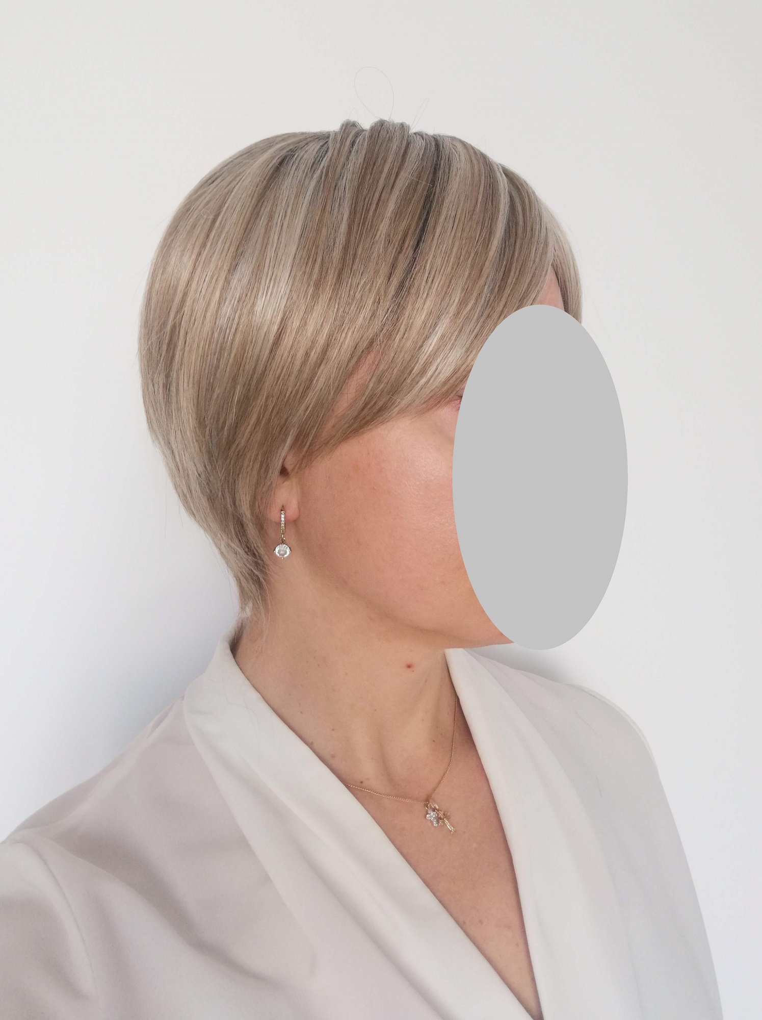 Perukas Nr. 1058(3) trumpų plaukų, dažytas smulkiomis sruogelėmis