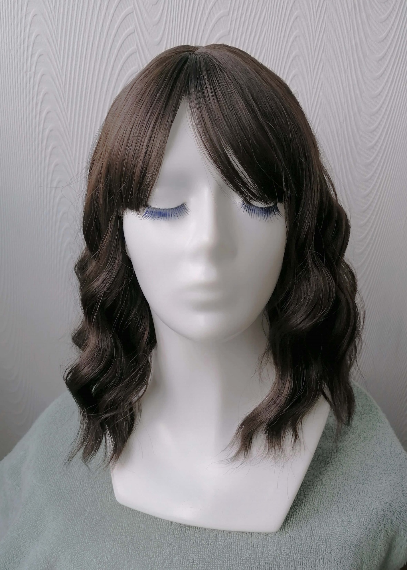 Perukas Nr. 210(4) tamsiai rudas, banguotas, ilgis 38cm