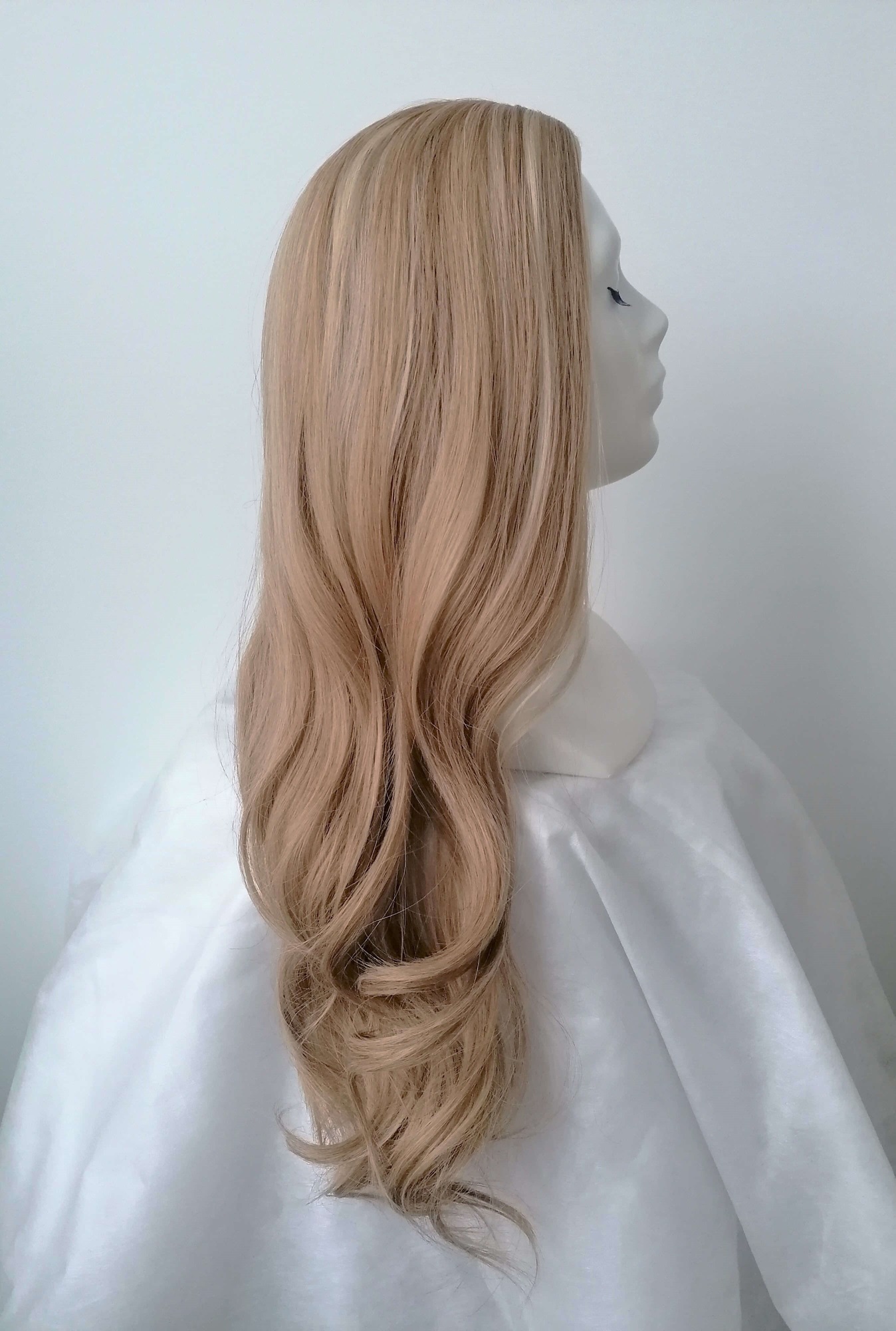 Perukas Nr. 326(1) natūrali blond spalva, vos pastebimos šviesesnės sruogos priekyje, ilgis 70cm
