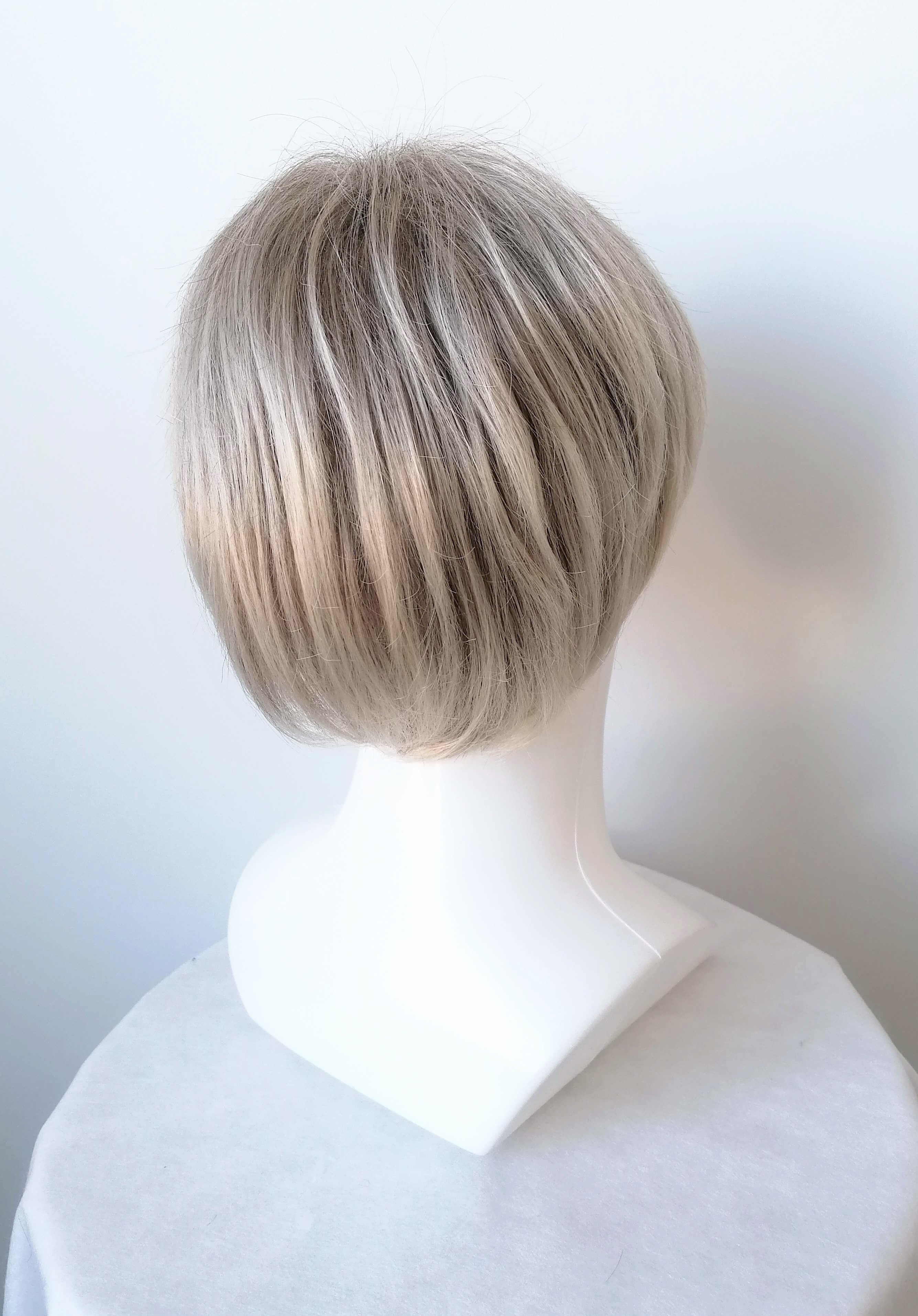 Perukas Nr. R10-26 (RG9713) natūrali spalva su blond sruogomis