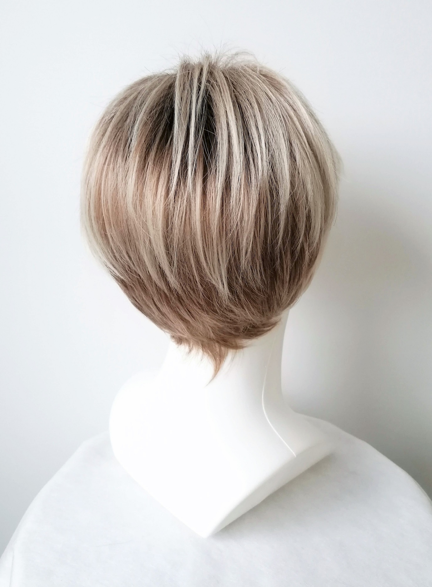 Perukas Nr. 0102 šviesiai rudas su blond viršugalviu