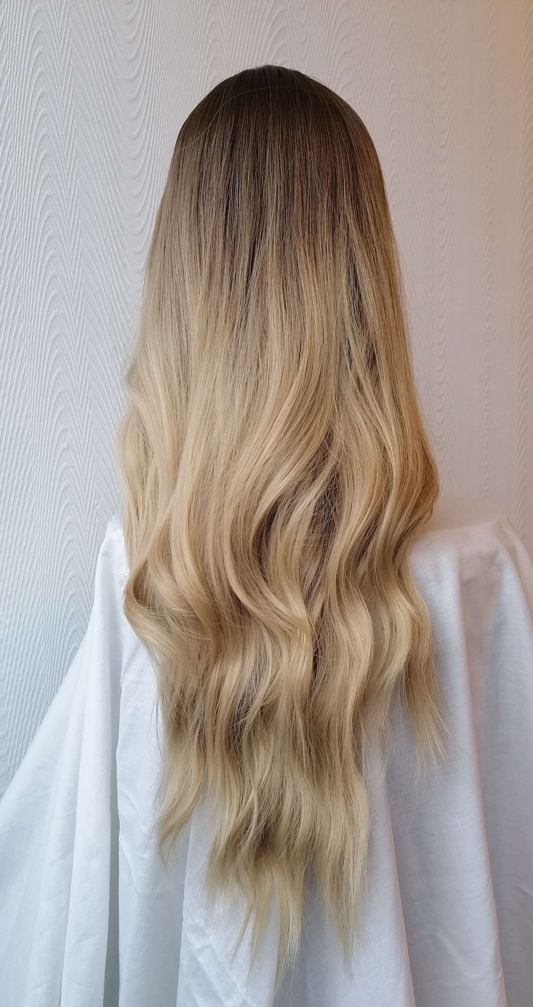 Perukas Nr. 289 su kirpčiukais, tamsintas viršugalvis, ilgis 70cm