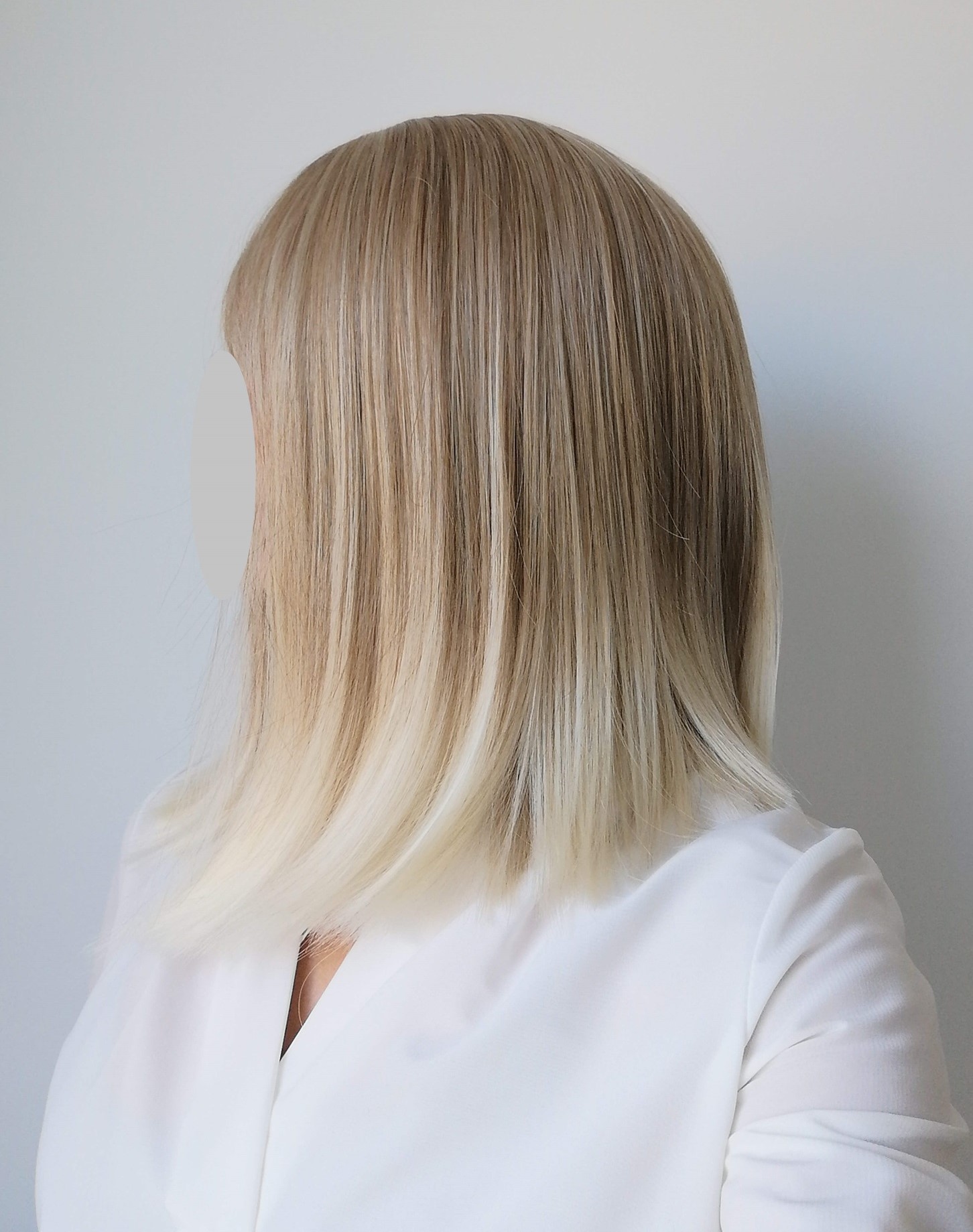 Perukas Nr. 1019(1) blond, su kirpčiukais, natūraliai šviesėjantys galai, ilgis 38cm