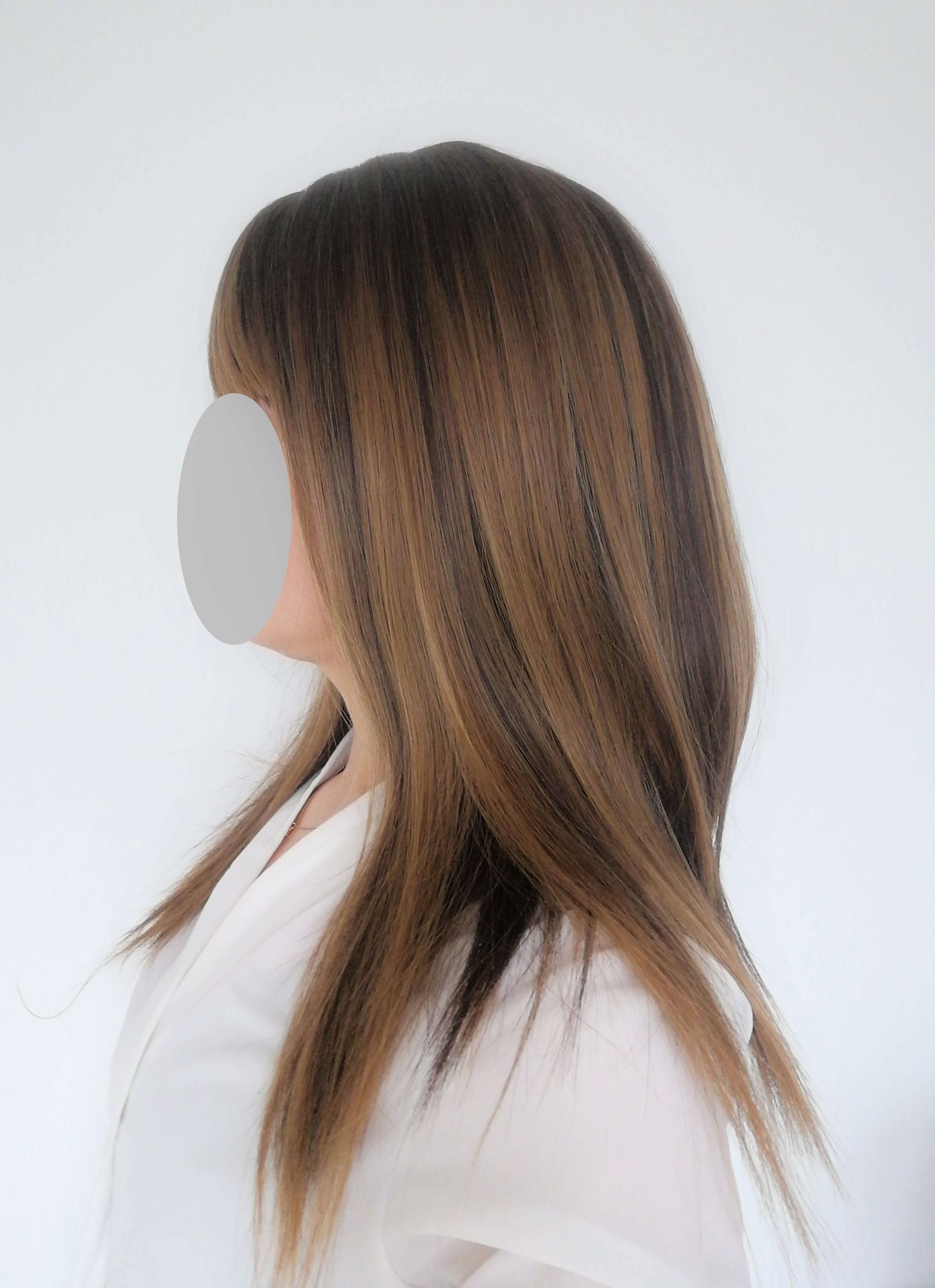 Perukas Nr. 5225(1) tamsiai rudas, vos pastebimos šviesesnės sruogos, ilgis 50cm