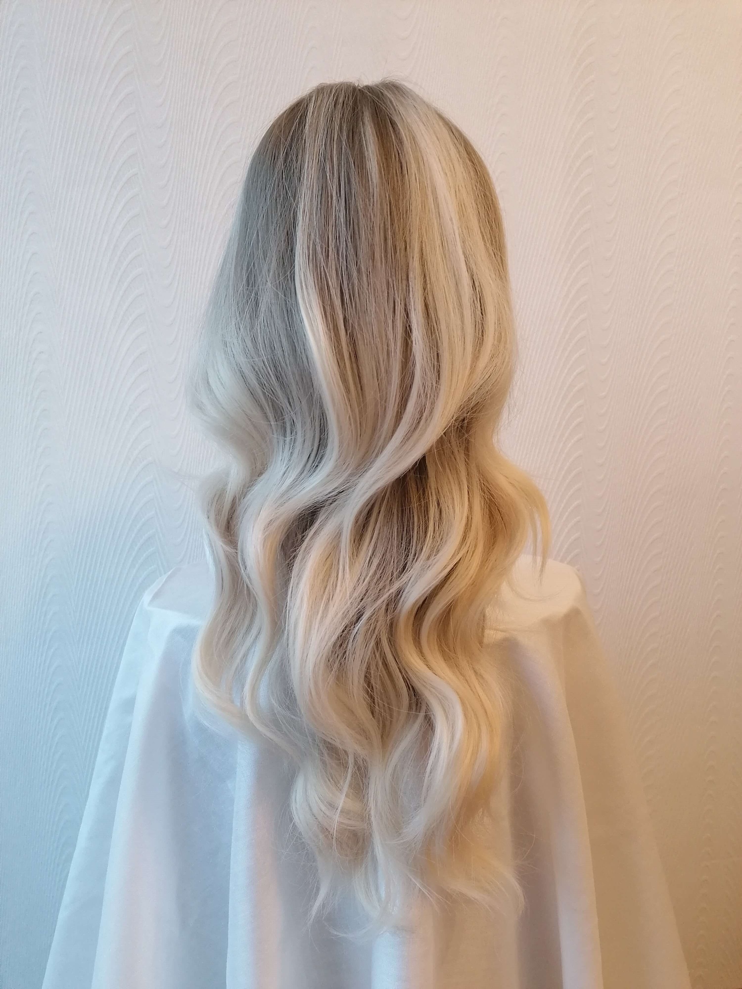 Perukas Nr. 279(4) natūrali spalva su blond sruogomis, ilgis 55cm