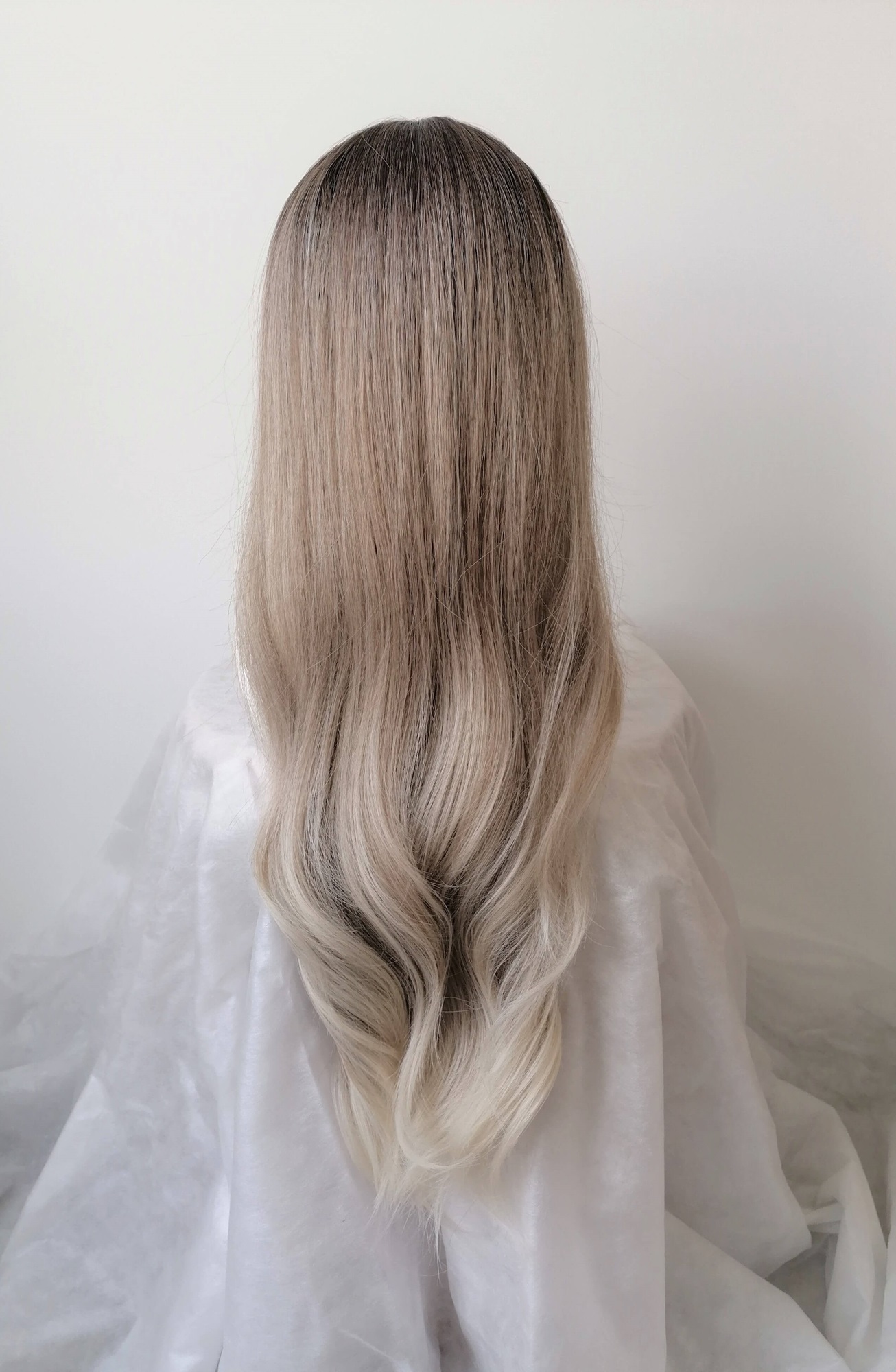 Perukas Nr. 5118 spalva į pilkumą, lengvai banguotas, ilgis 70cm