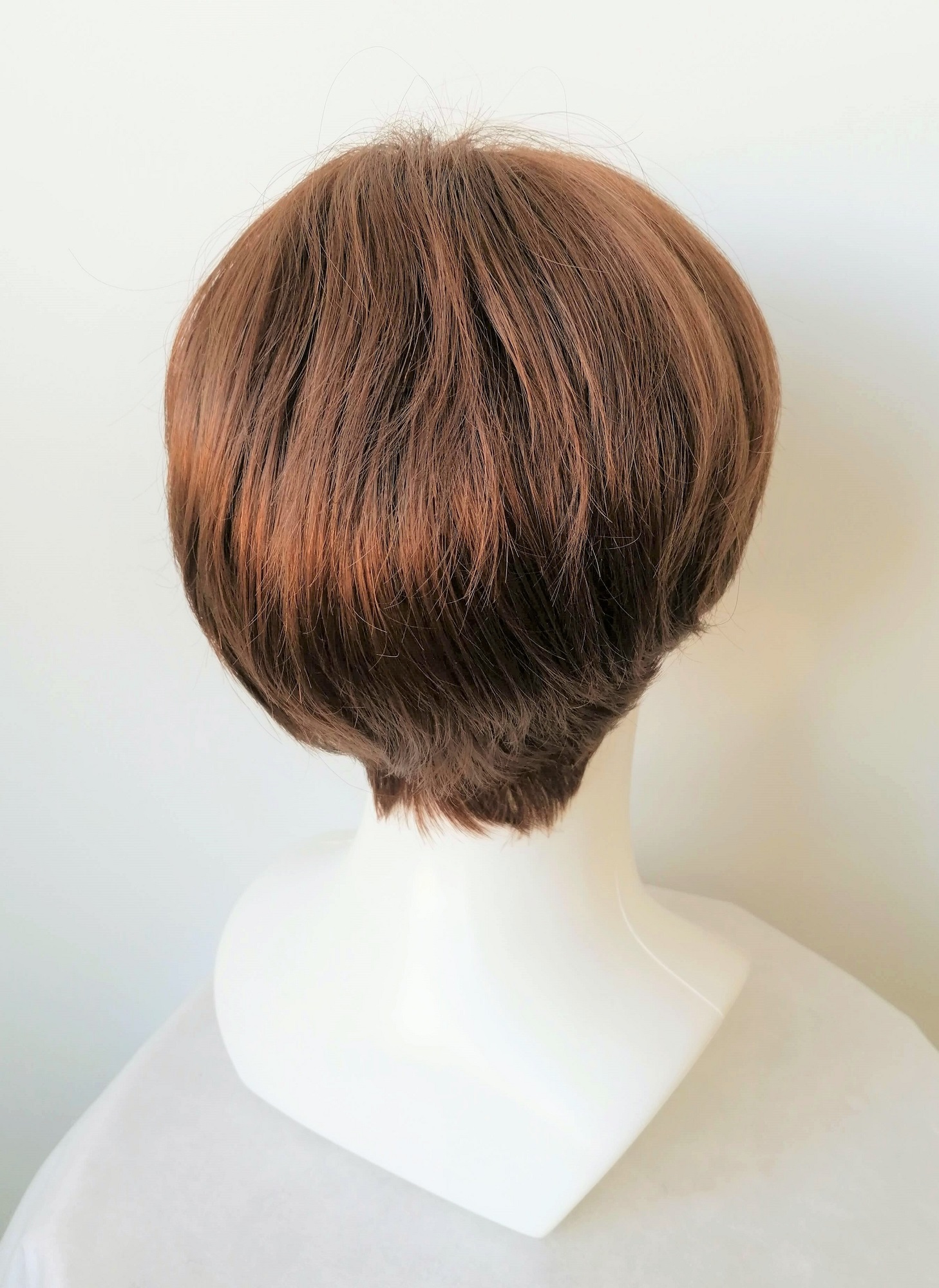 Perukas Nr. 30 trumpų plaukų "Kaštonas"