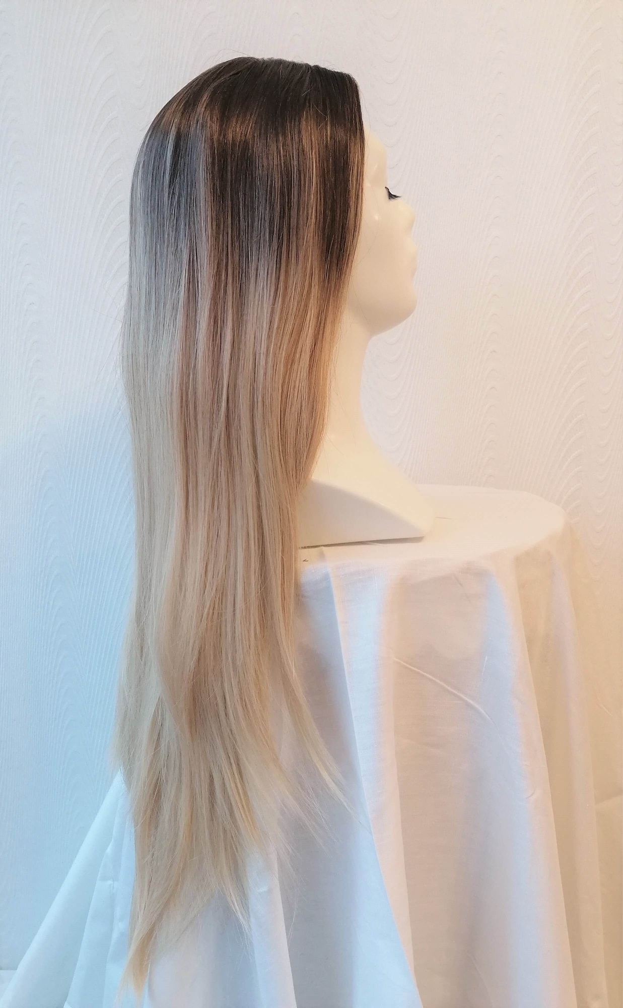 Perukas Nr. 5106 tiesus blond, tamsintas viršugalvis, ilgis 70cm