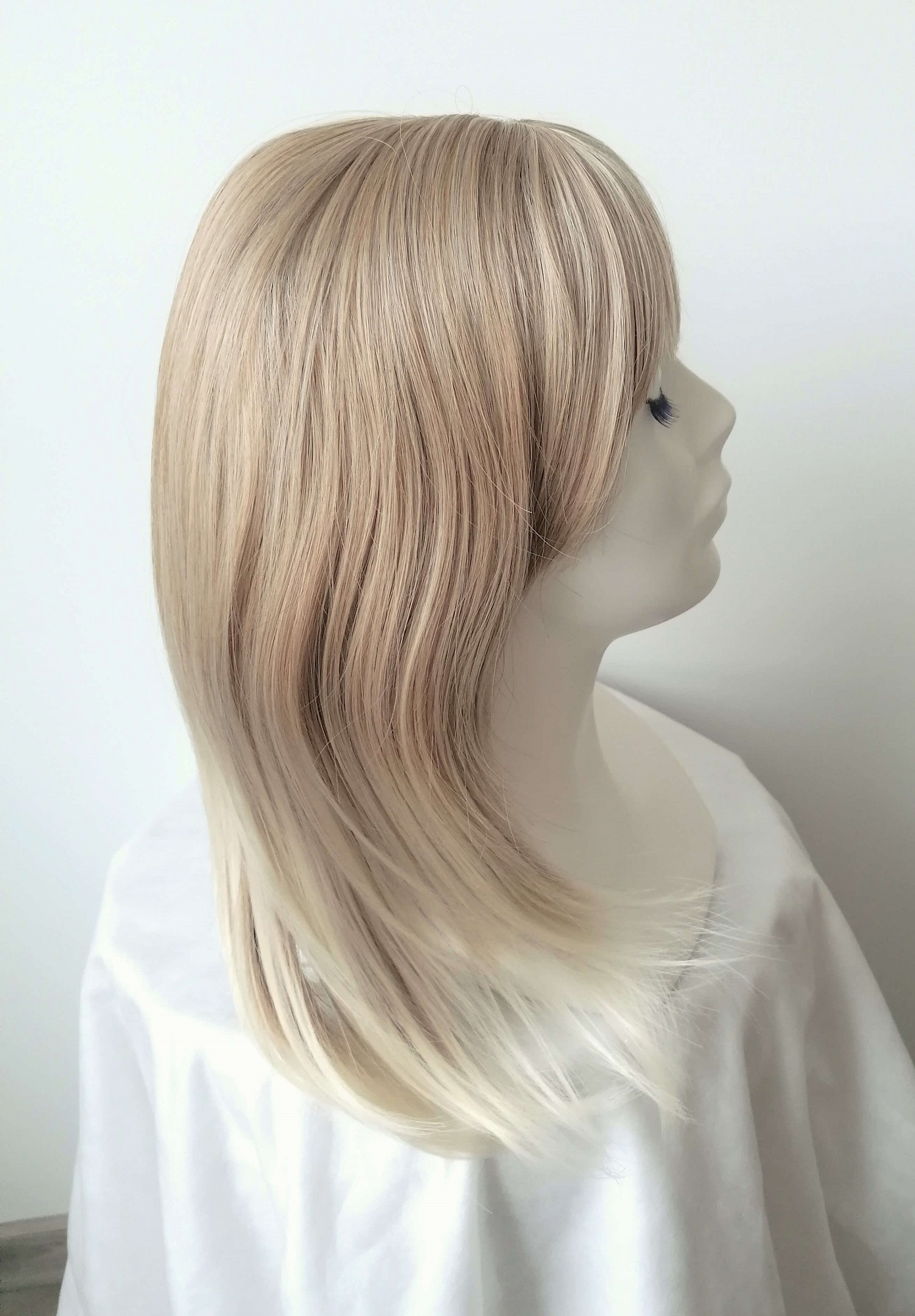 Perukas Nr. 242(3) blond spalva, šviesėjantys galai, ilgis 50cm