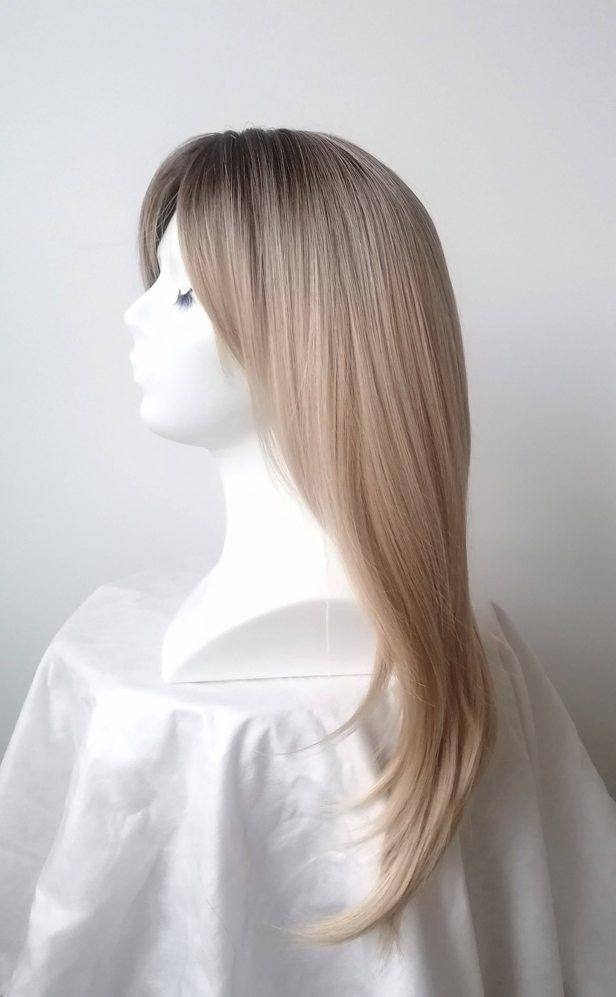 Perukas Nr. 259(1) blond su kirpčiukais, nuaugusių šaknų efektas, ilgis 65cm