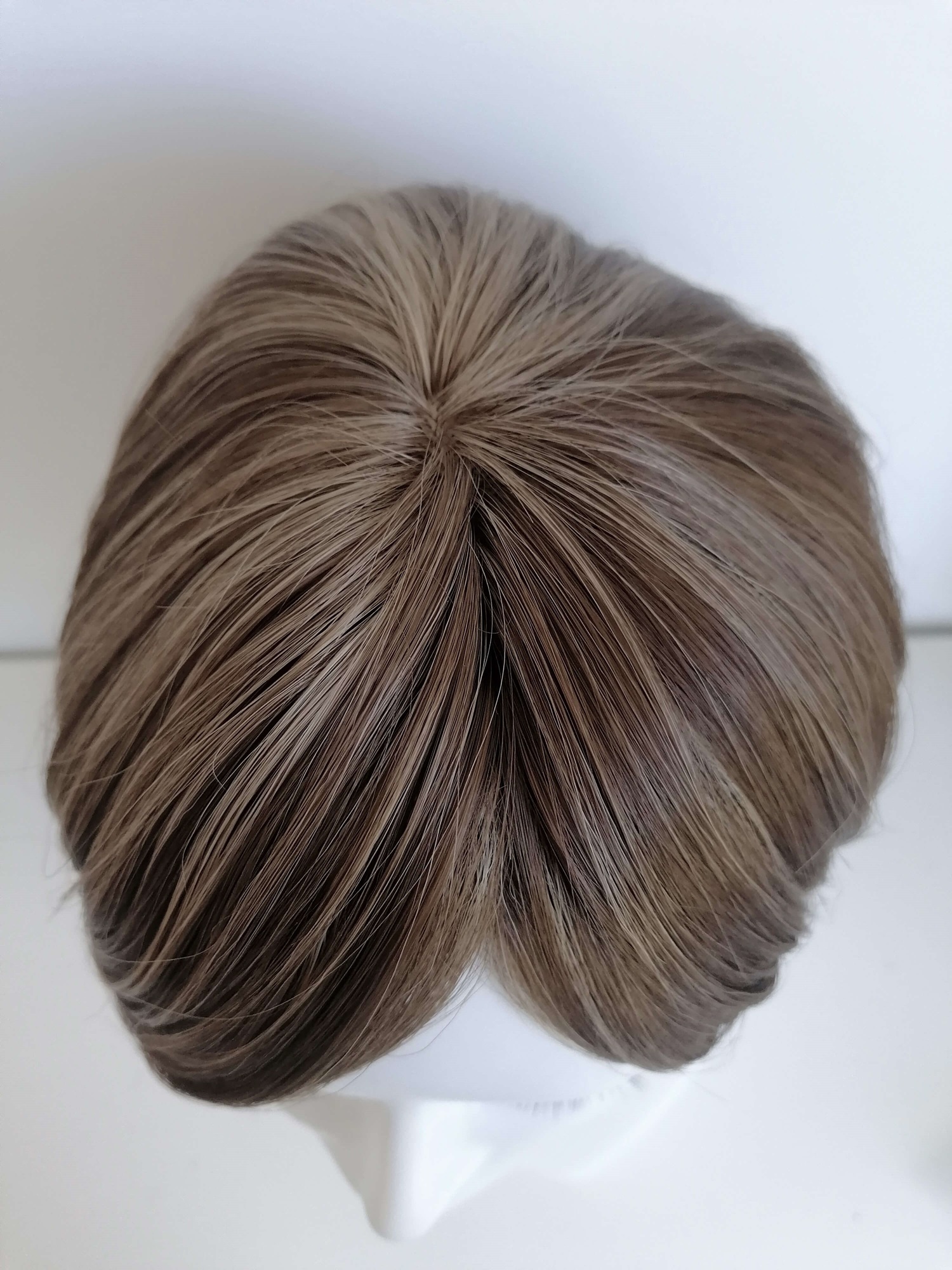 Perukas Nr. 179(1) trumpų plaukų, su šviesesnėmis sruogomis