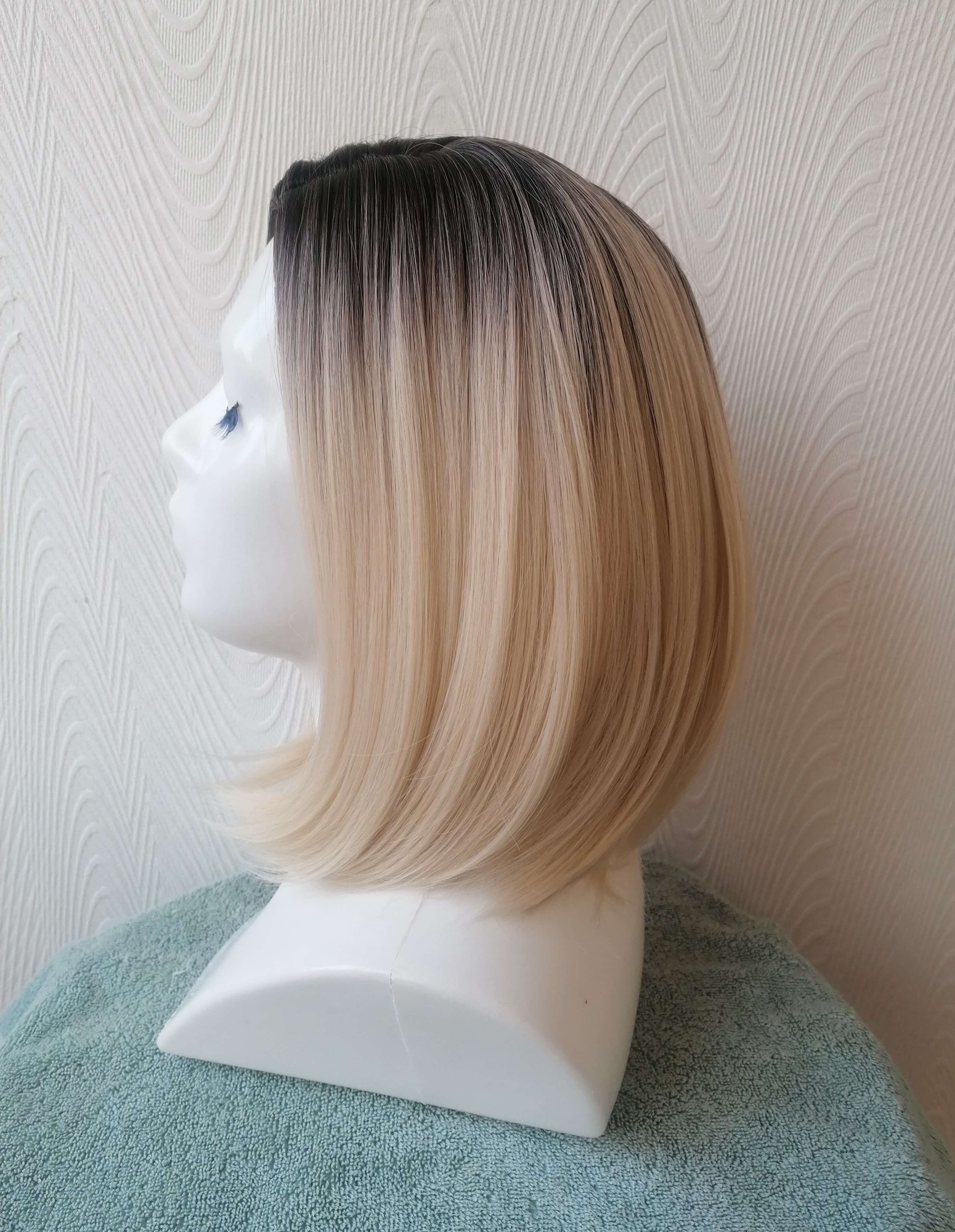 Perukas Nr.168 blond kare kirpimas, skyrimas šone, ombre efektas