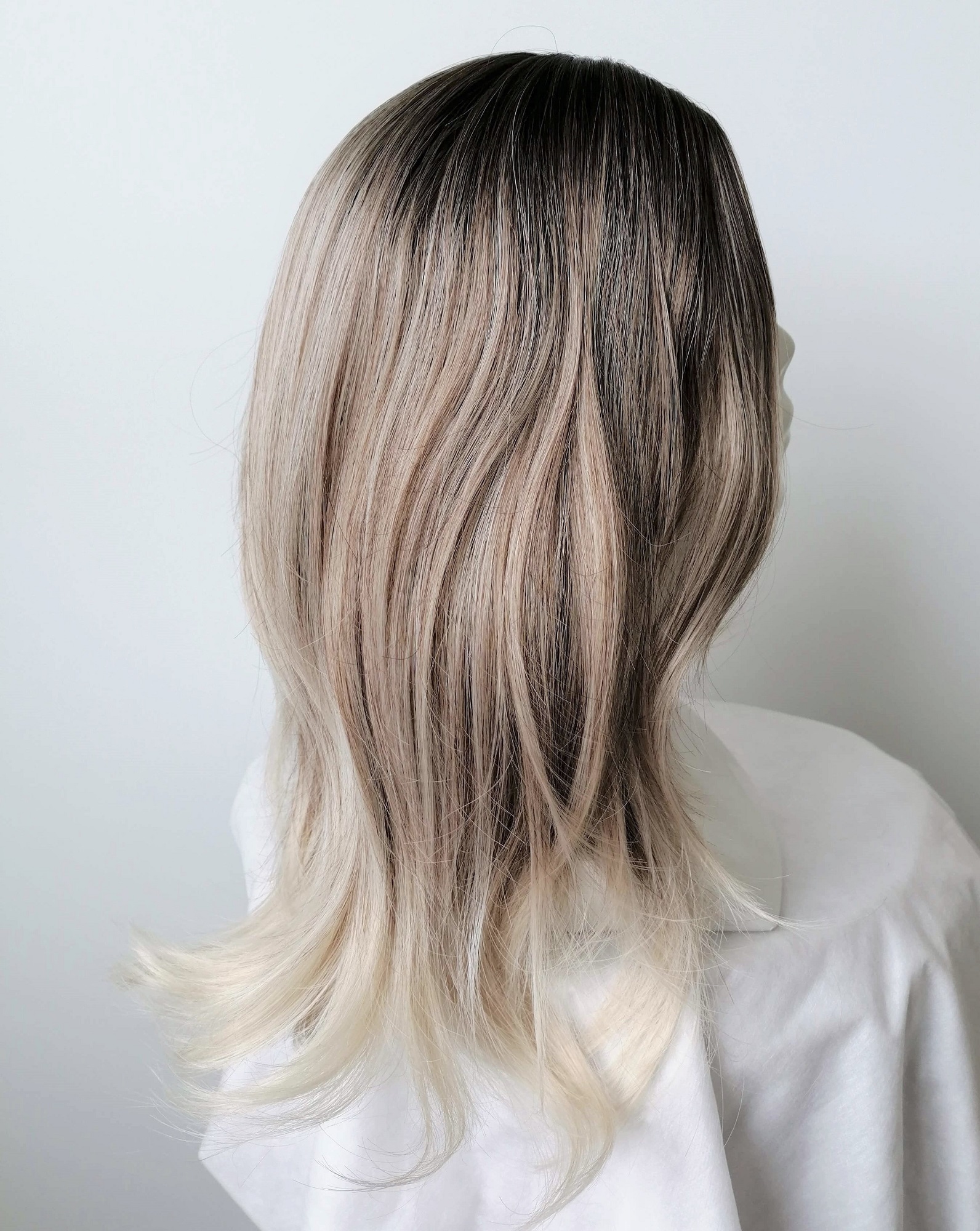 Perukas Nr. 1081 natūrali spalva, šviesėjantys galai, ilgis 45cm