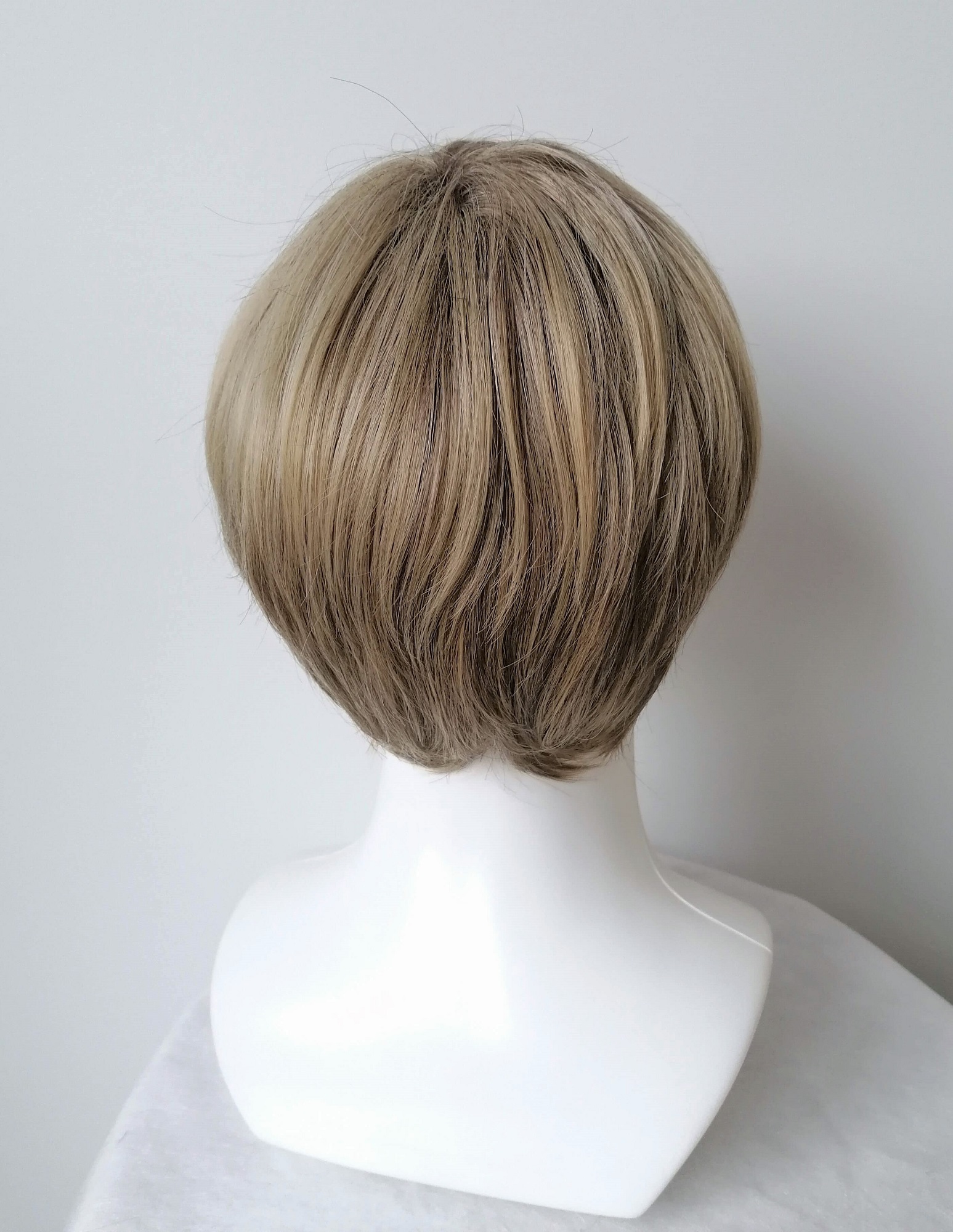 Perukas Nr. 480 trumpų plaukų, natūrali blond spalva su vos matomais patamsinimais