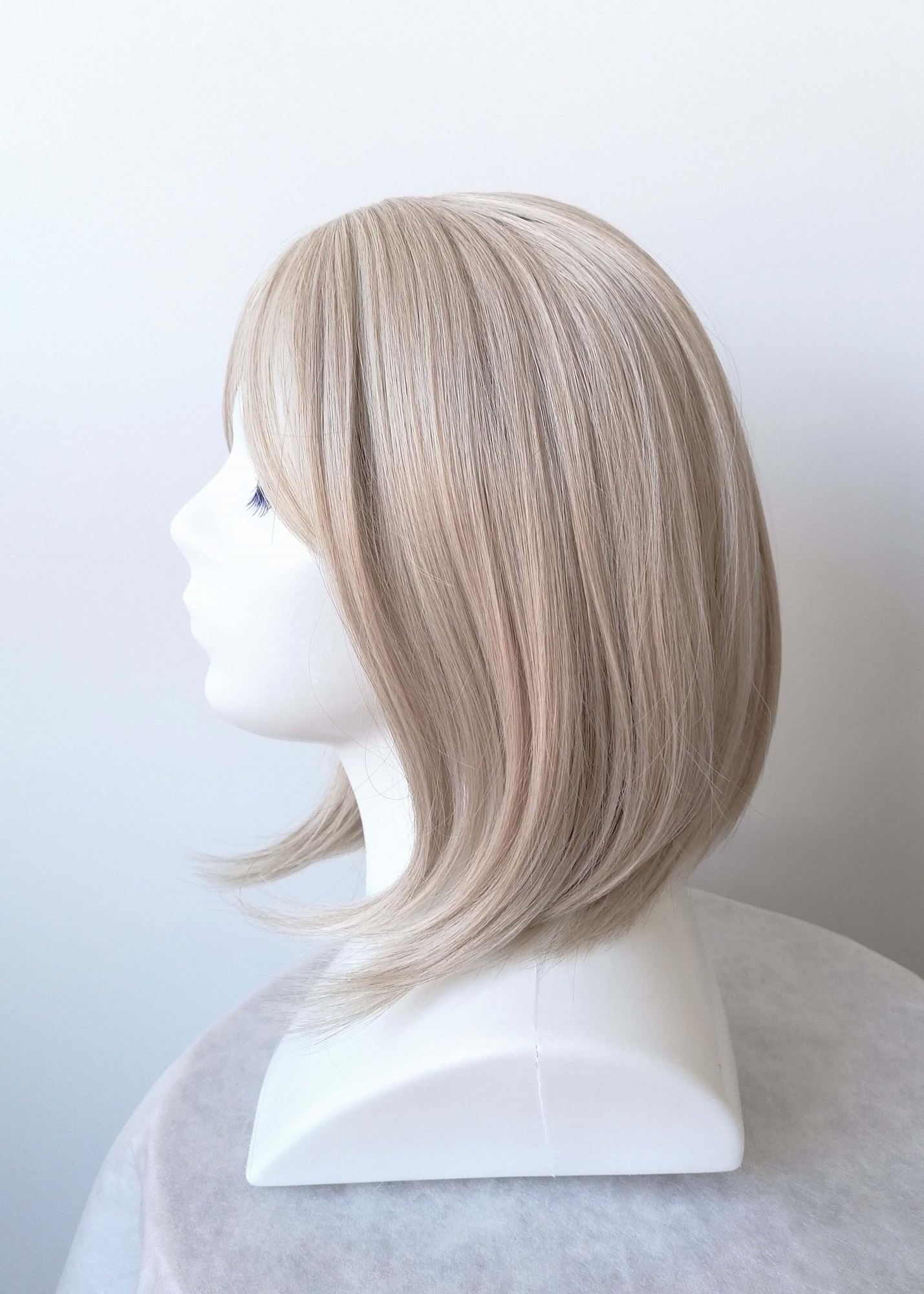 Perukas Nr. 180(1) kare kirpimas, pelenų blond su kirpčiukais, ilgis 35cm