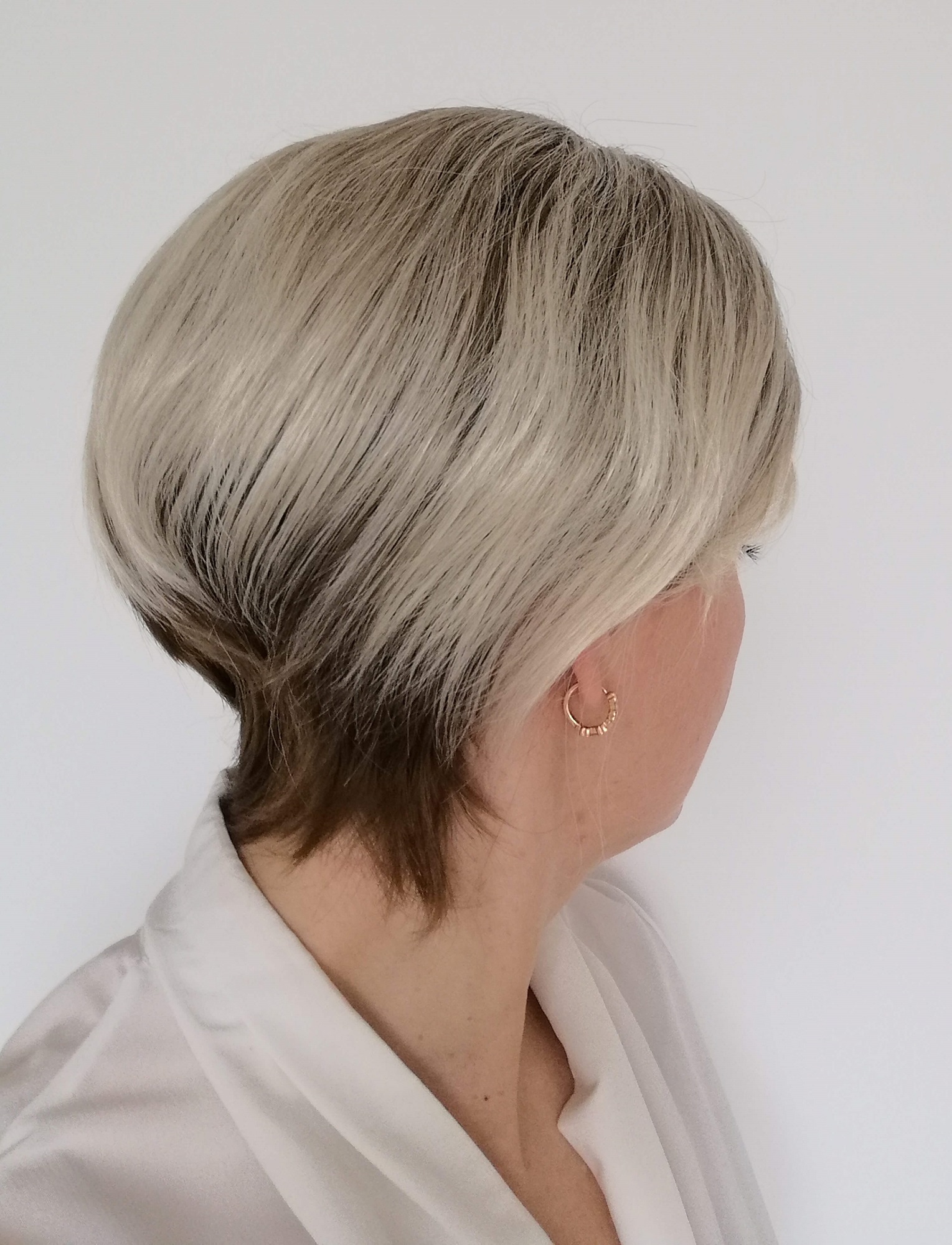 Perukas Nr. 174(1) trumpų plaukų, šviesintas viršugalvis