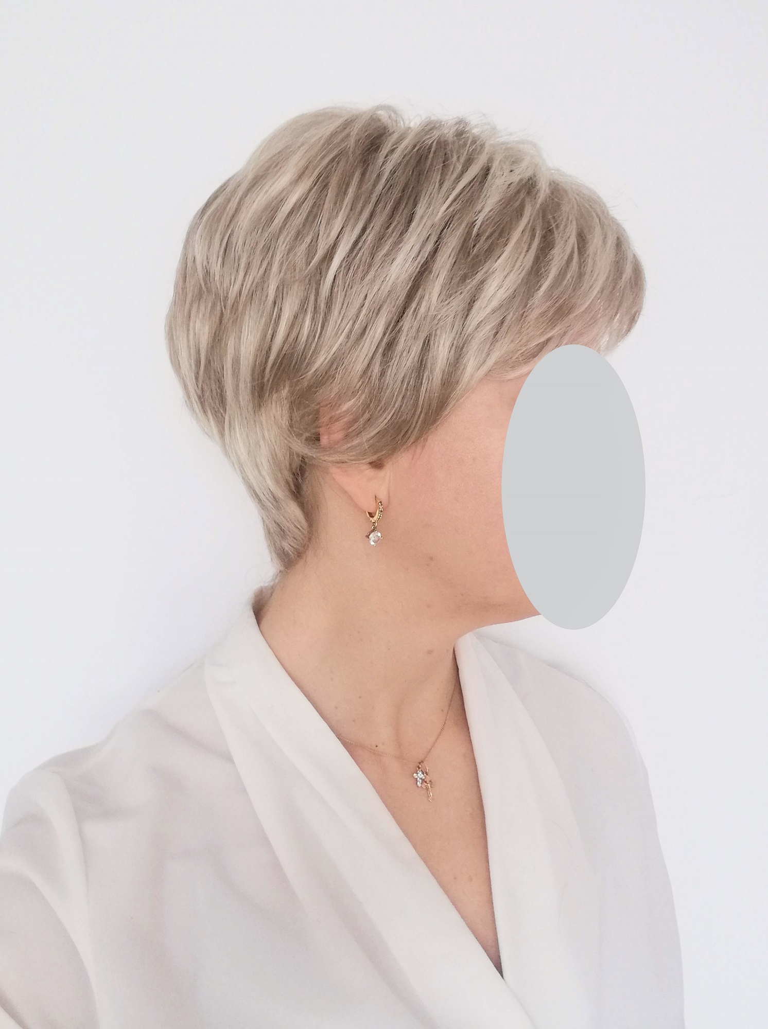 Perukas Nr. H16-613(2) trumpų plaukų blond su sruogelėmis