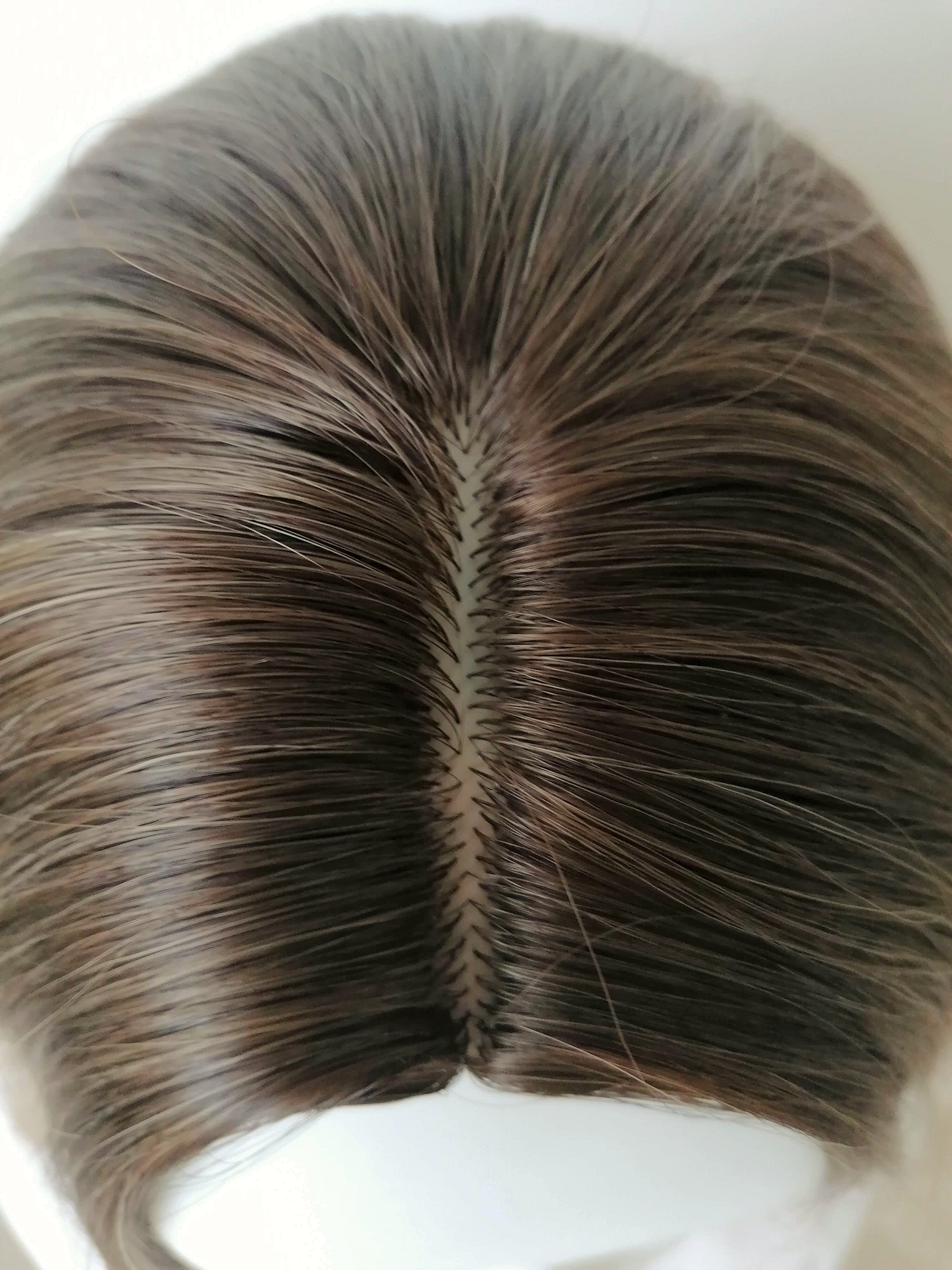 Perukas Nr. 1081 natūrali spalva, šviesėjantys galai, ilgis 45cm