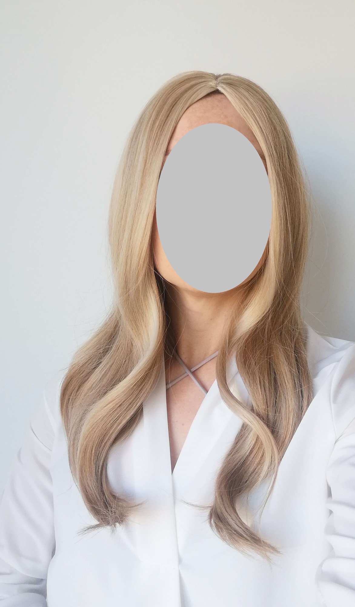 Perukas Nr. 326(1) natūrali blond spalva, vos pastebimos šviesesnės sruogos priekyje, ilgis 50cm