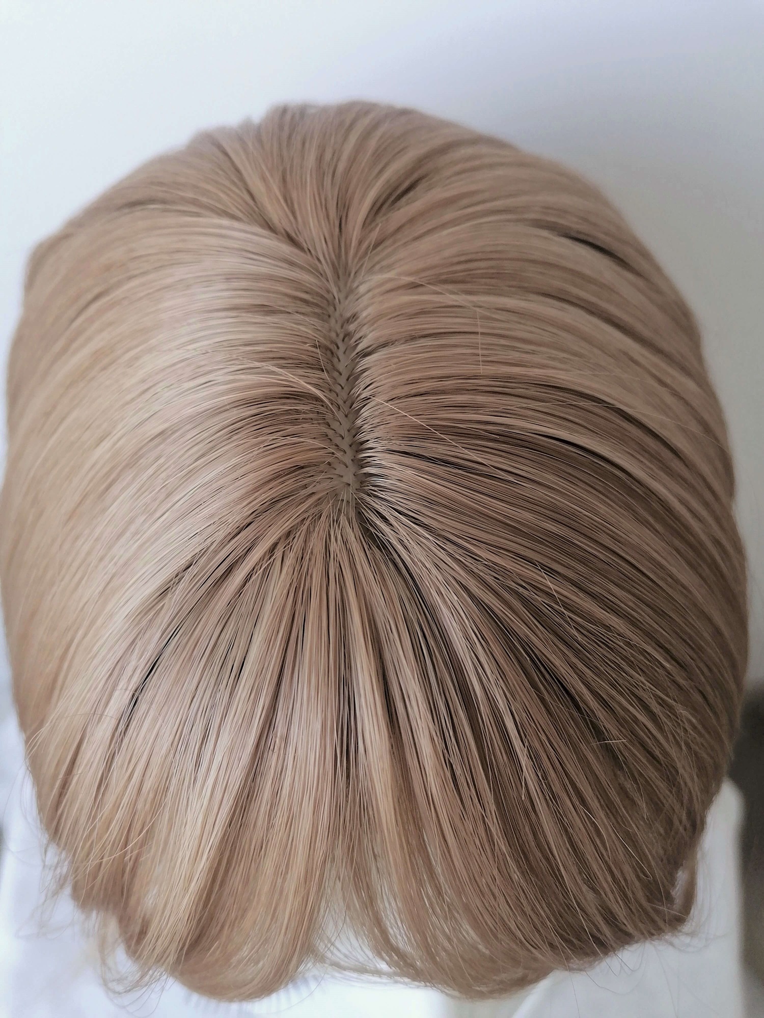 Perukas Nr. 1124(1) šviesiai rudas / gintarinės spalvos, ilgis 33cm