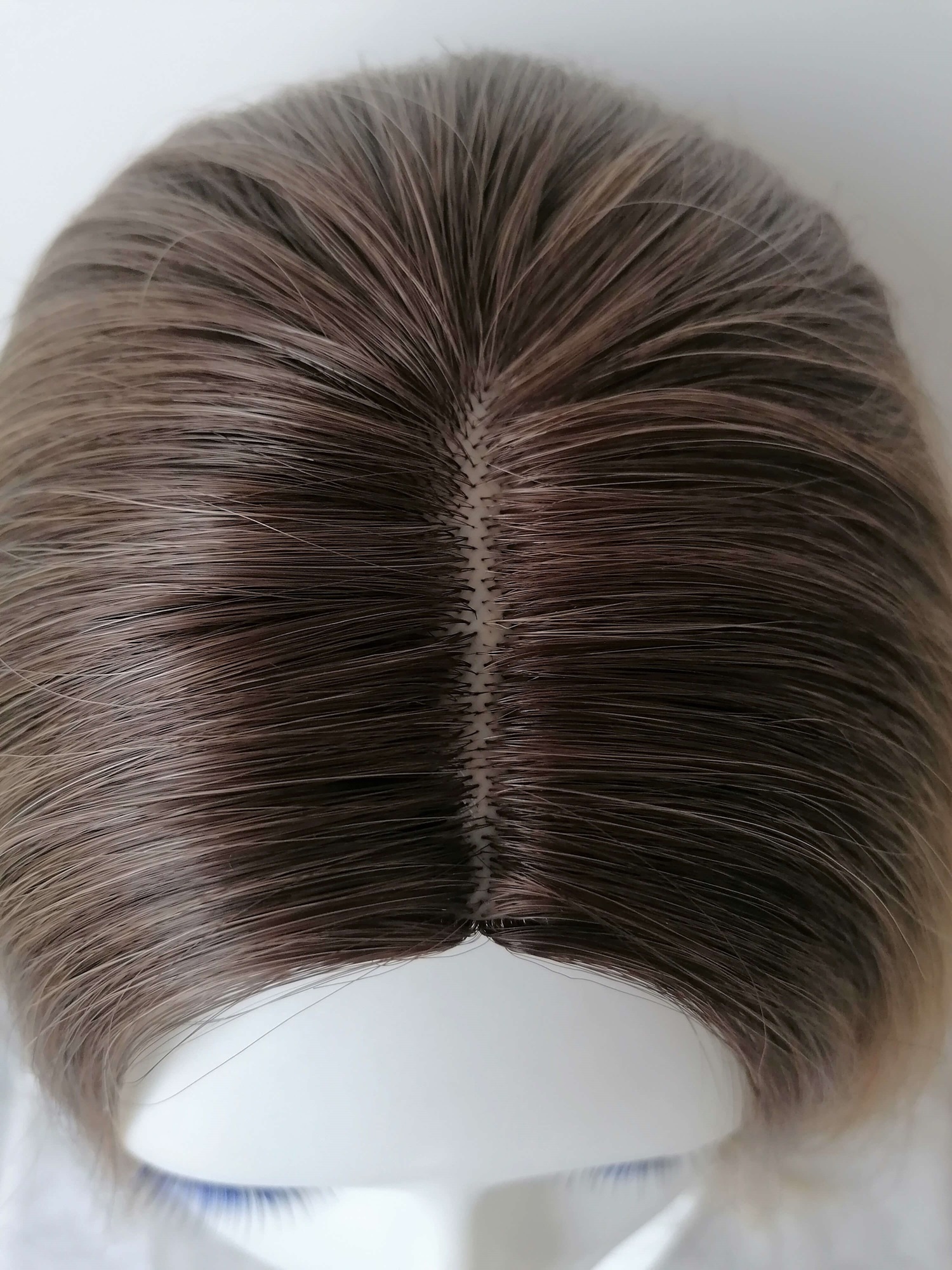 Perukas Nr. 5118 spalva į pilkumą, lengvai banguotas, ilgis 70cm