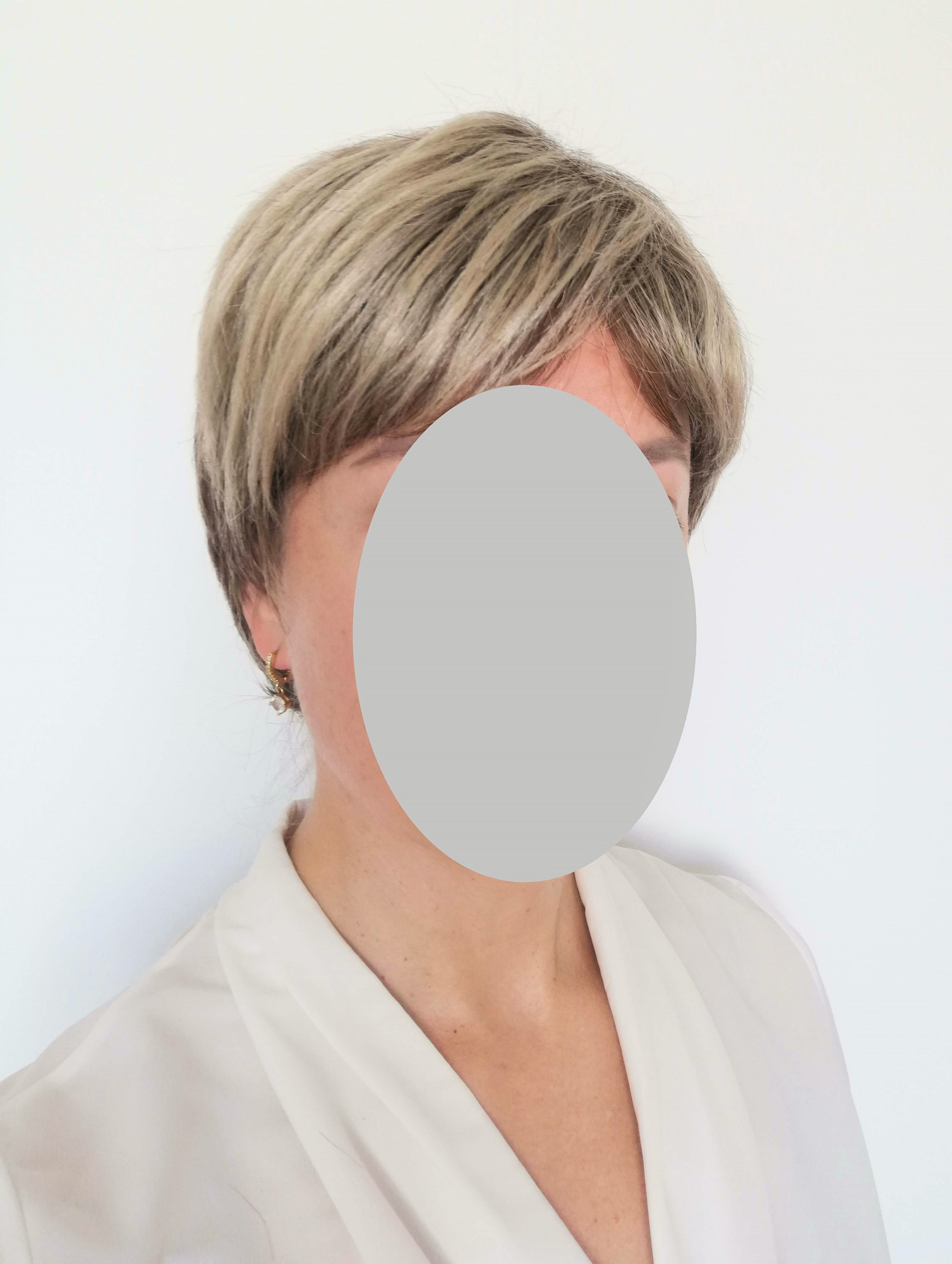 Perukas Nr.500 trumpų plaukų, minimaliai šviesintas viršugalvis