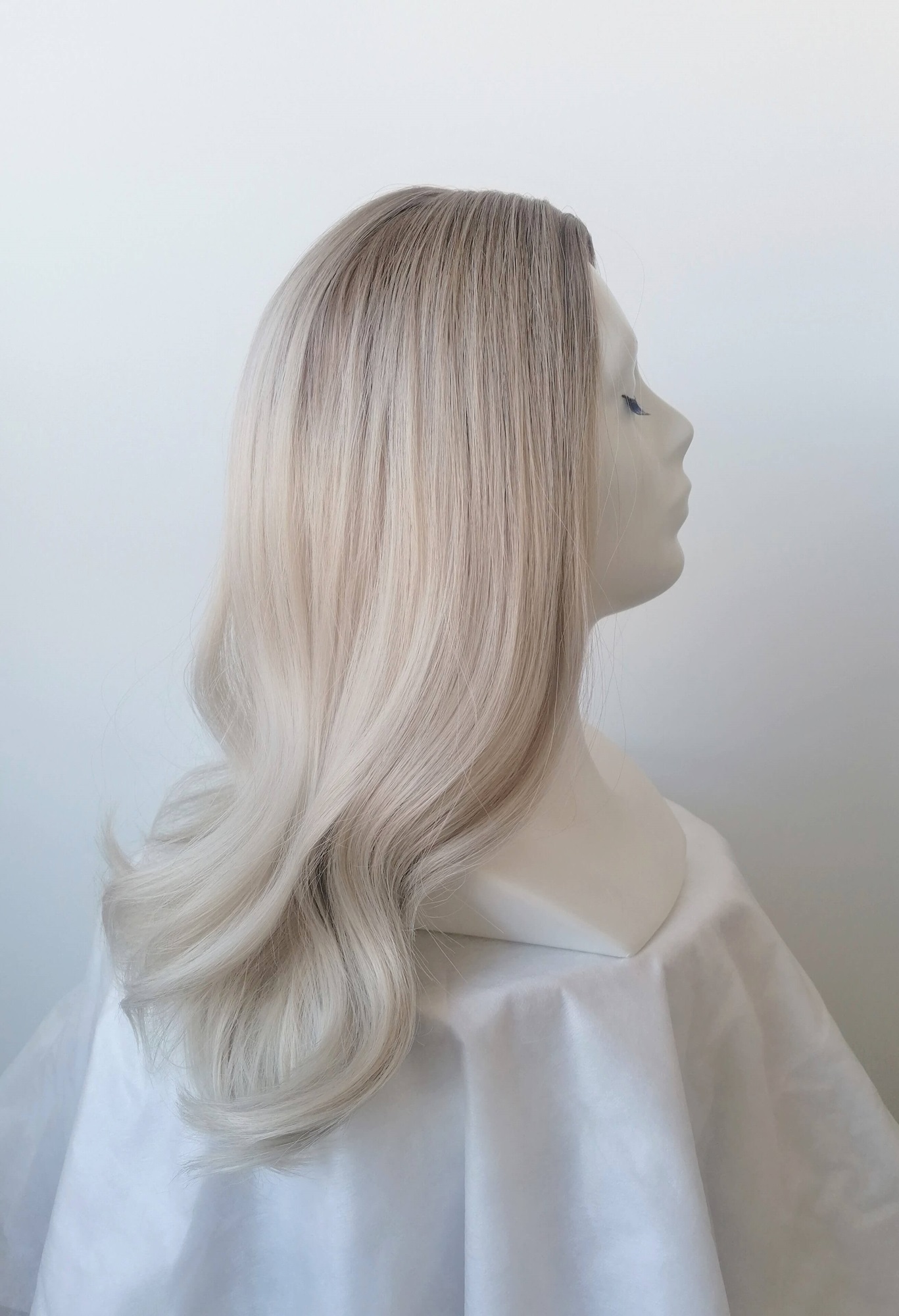 Perukas Nr. 5302 natūrali blond spalva, lengvai banguotas, ilgis 50cm