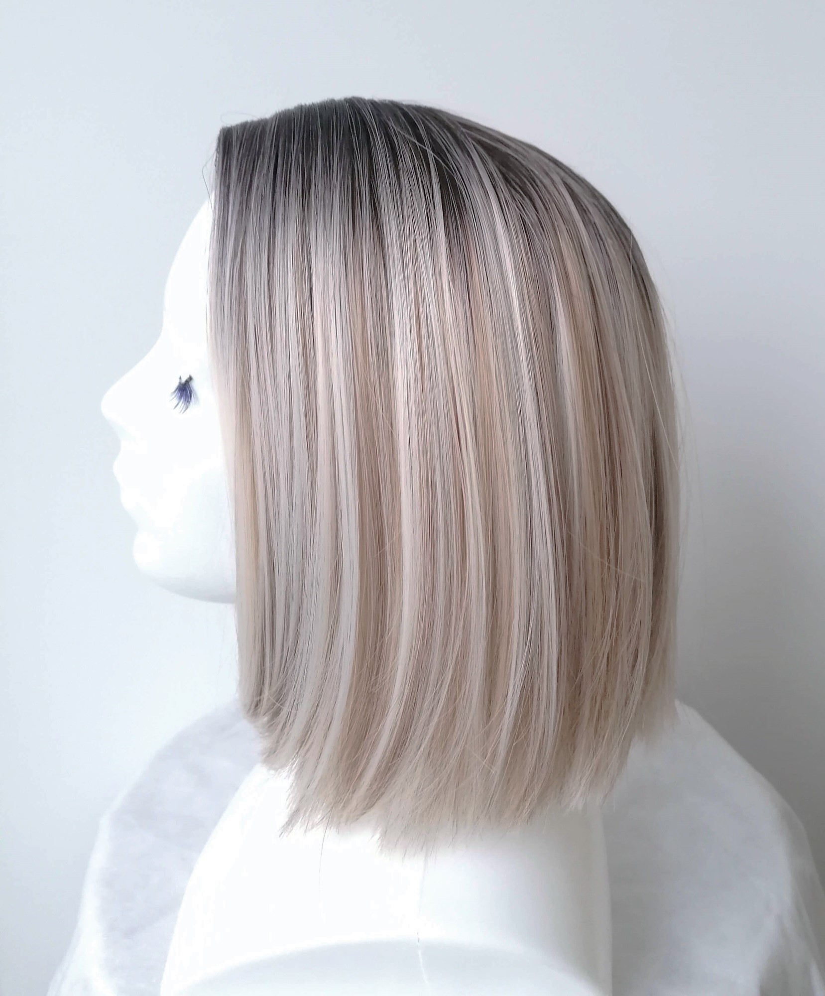 Perukas Nr. 2012(1) BOB kare kirpimas, dažytas sruogelėmis, tamsintas viršugalvis, ilgis 35cm